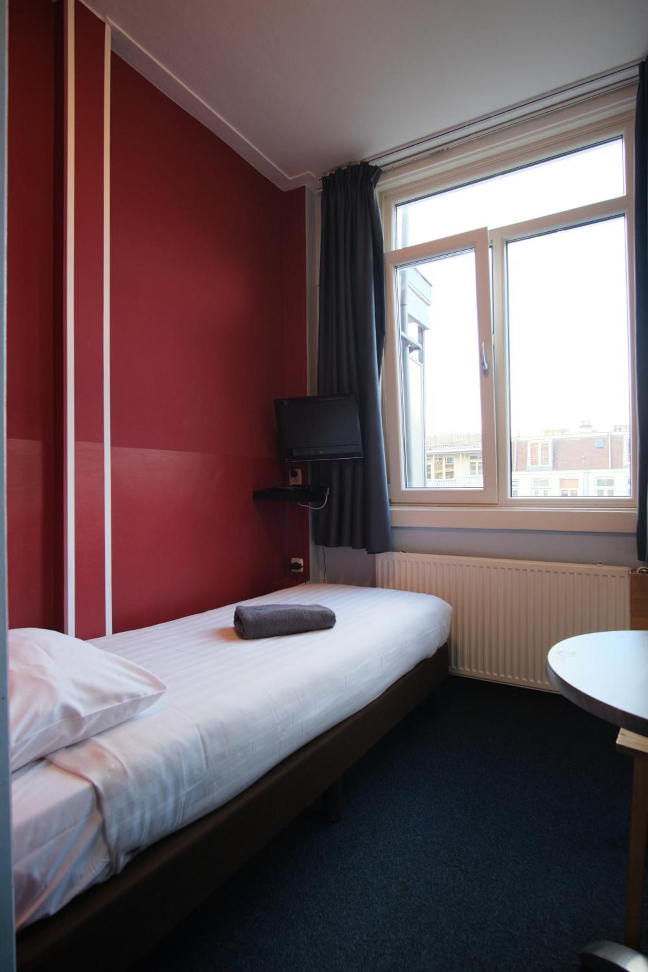 Single Room with Balcony,1516412605:JPEG