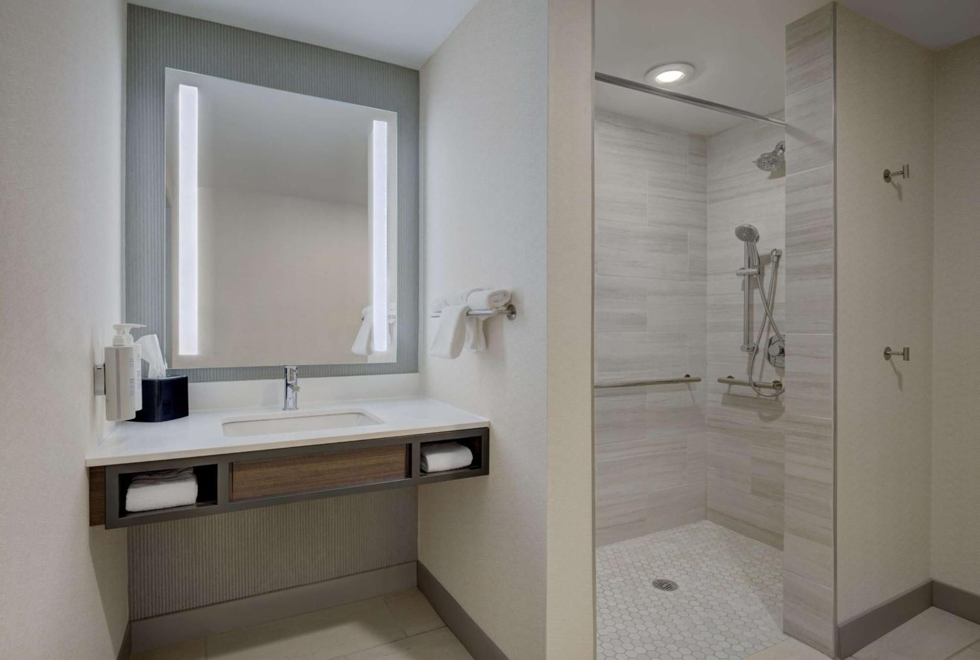 Queen Room with Two Queen Beds and Roll-In Shower - Mobility Access,1525252774:JPEG