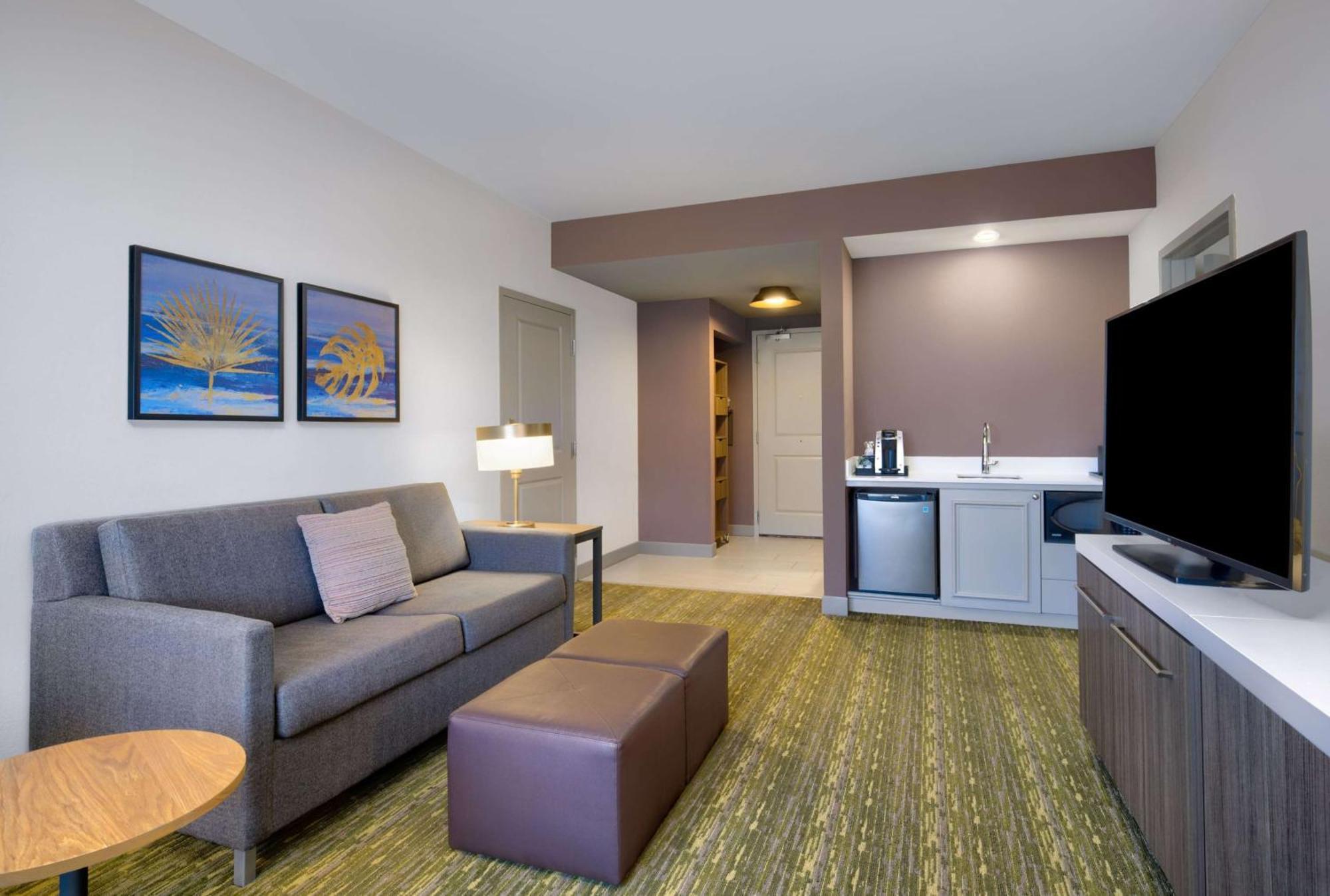 One-Bedroom King Suite Sofa Bed,1525252771:JPEG