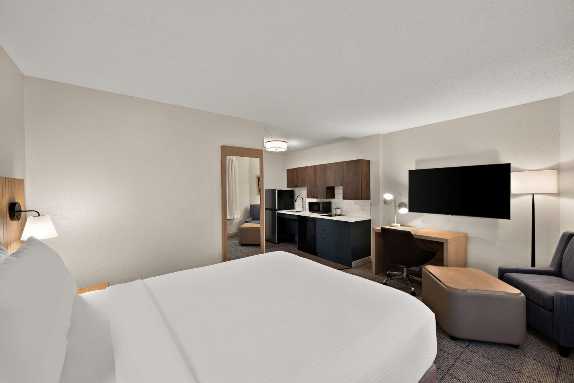 Studio Suite - Queen - Mobility Accessible - Roll-In Shower