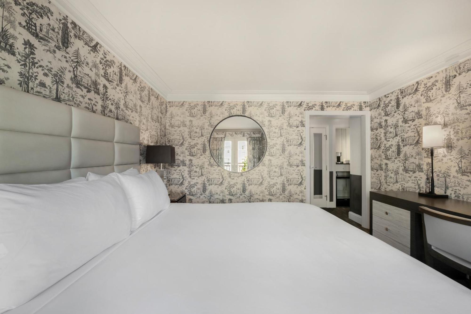 Deluxe King Room Accessible,1689827994:JPEG