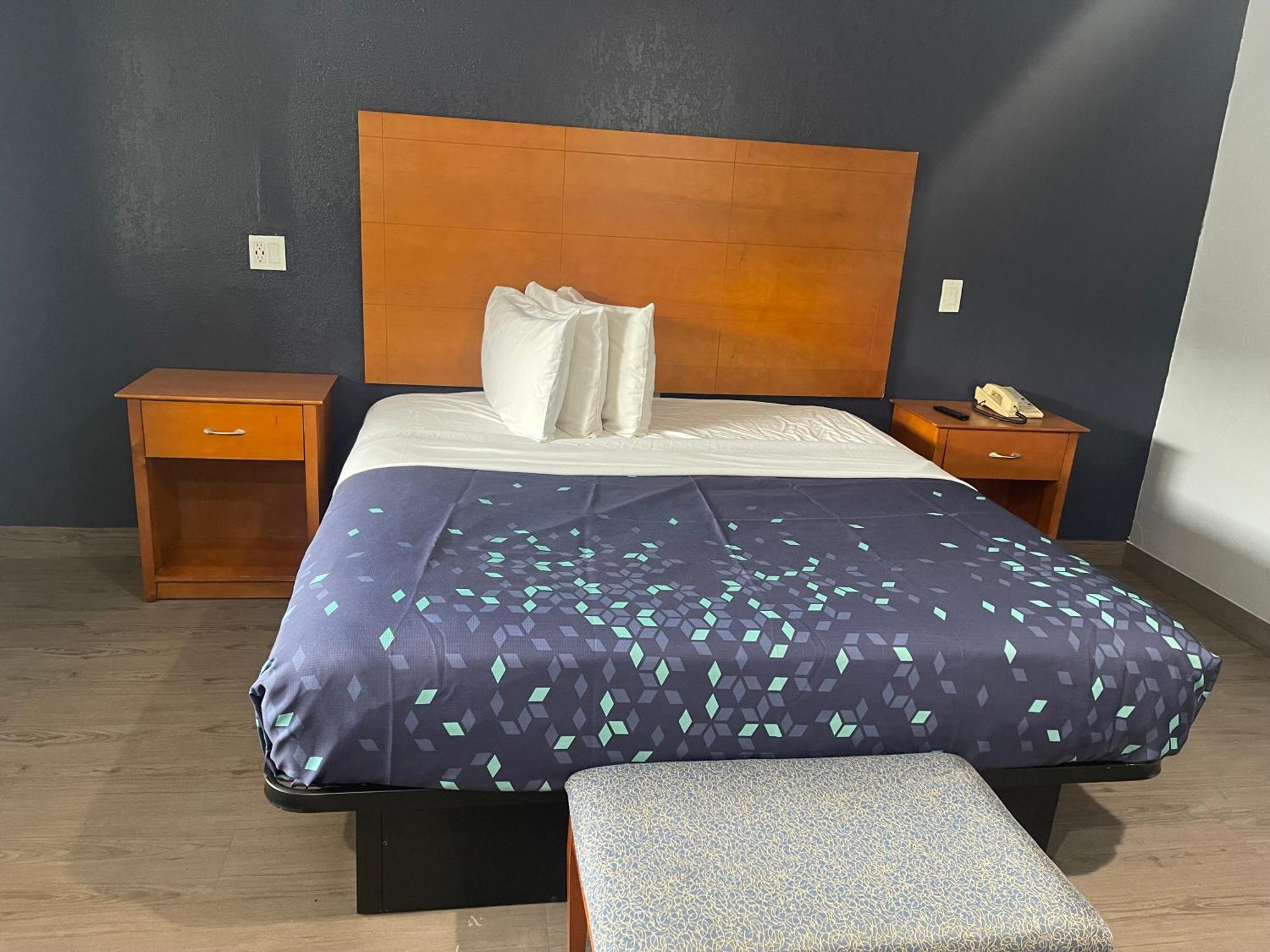 1 King Bed Non Smoking,1537720609:JPEG