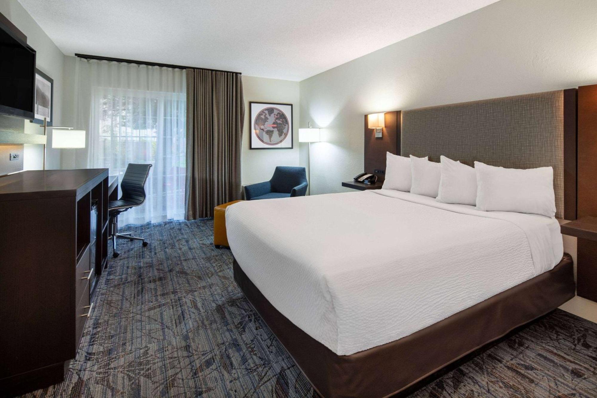 1 Queen Bed, Courtyard View, Non-Smoking