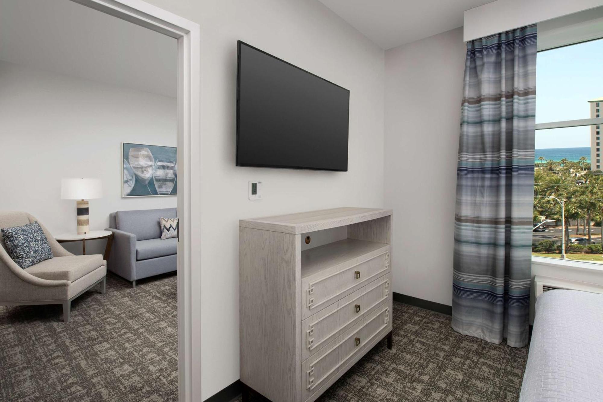 King Suite with Bath Tub - Mobility Accessible