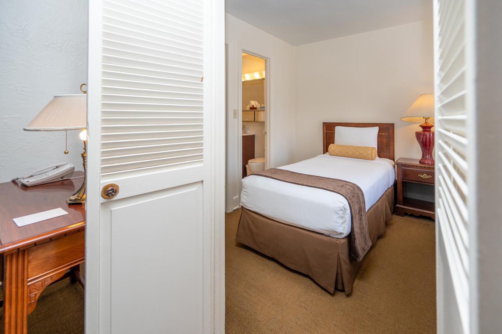 Twin Suite Two Twin Beds No Air-Conditioning,1546574062:JPEG