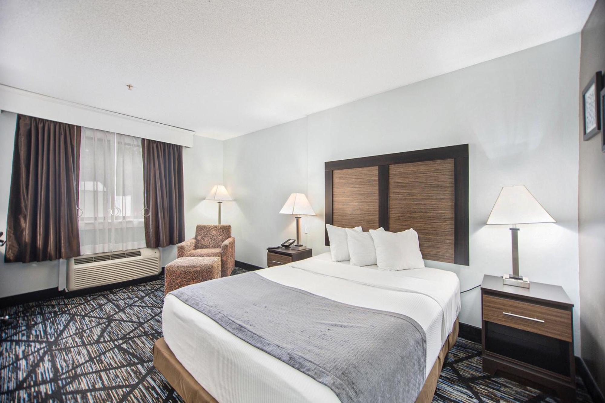 Queen Room with Roll-In Shower - Mobility Accessible/Non-Smoking