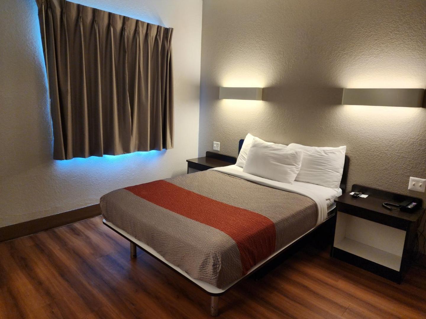 1 Full Bed 