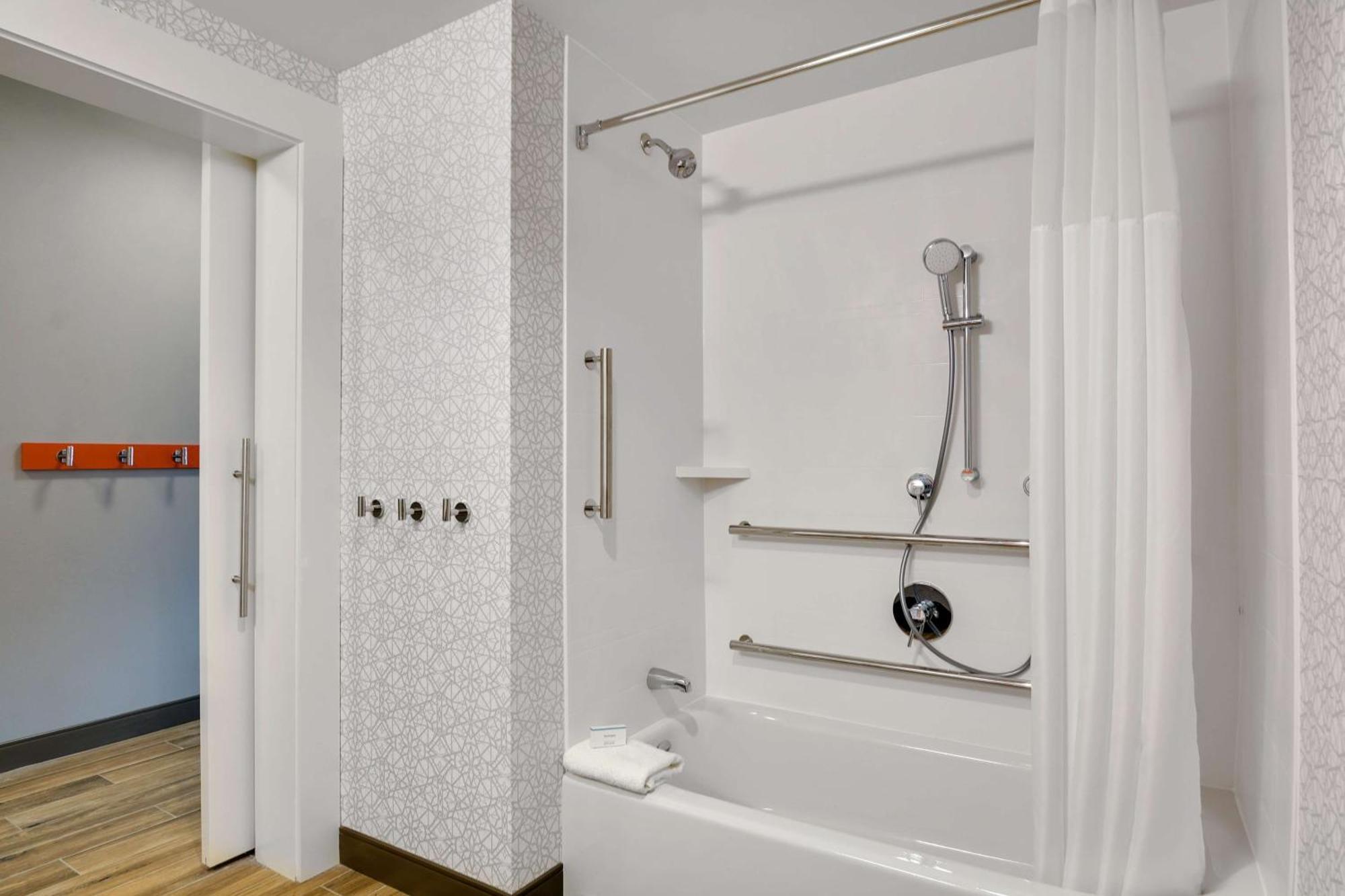 Queen Room with Two Queen Beds - Mobility and Hearing Access/Non-Smoking,1551952330:JPEG