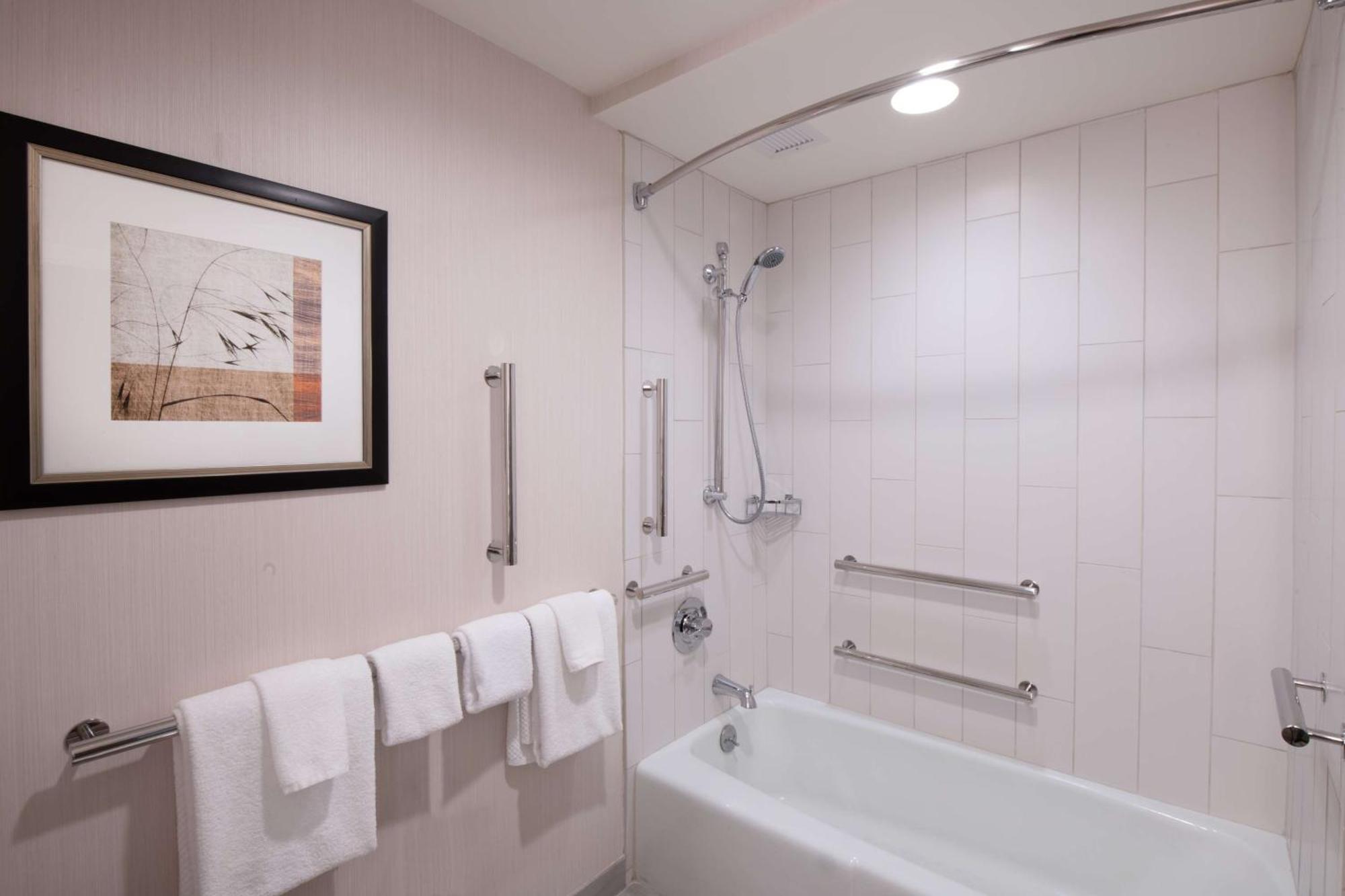Queen Room with Two Queen Beds and Bath Tub - Mobility Accessible