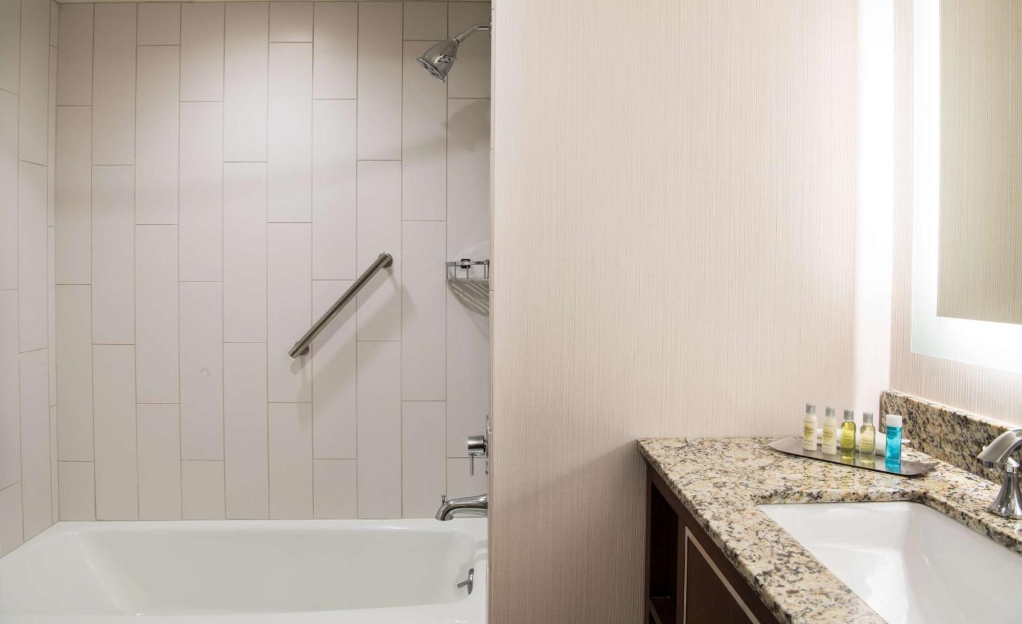 King Room with Bath Tub - Mobility Access