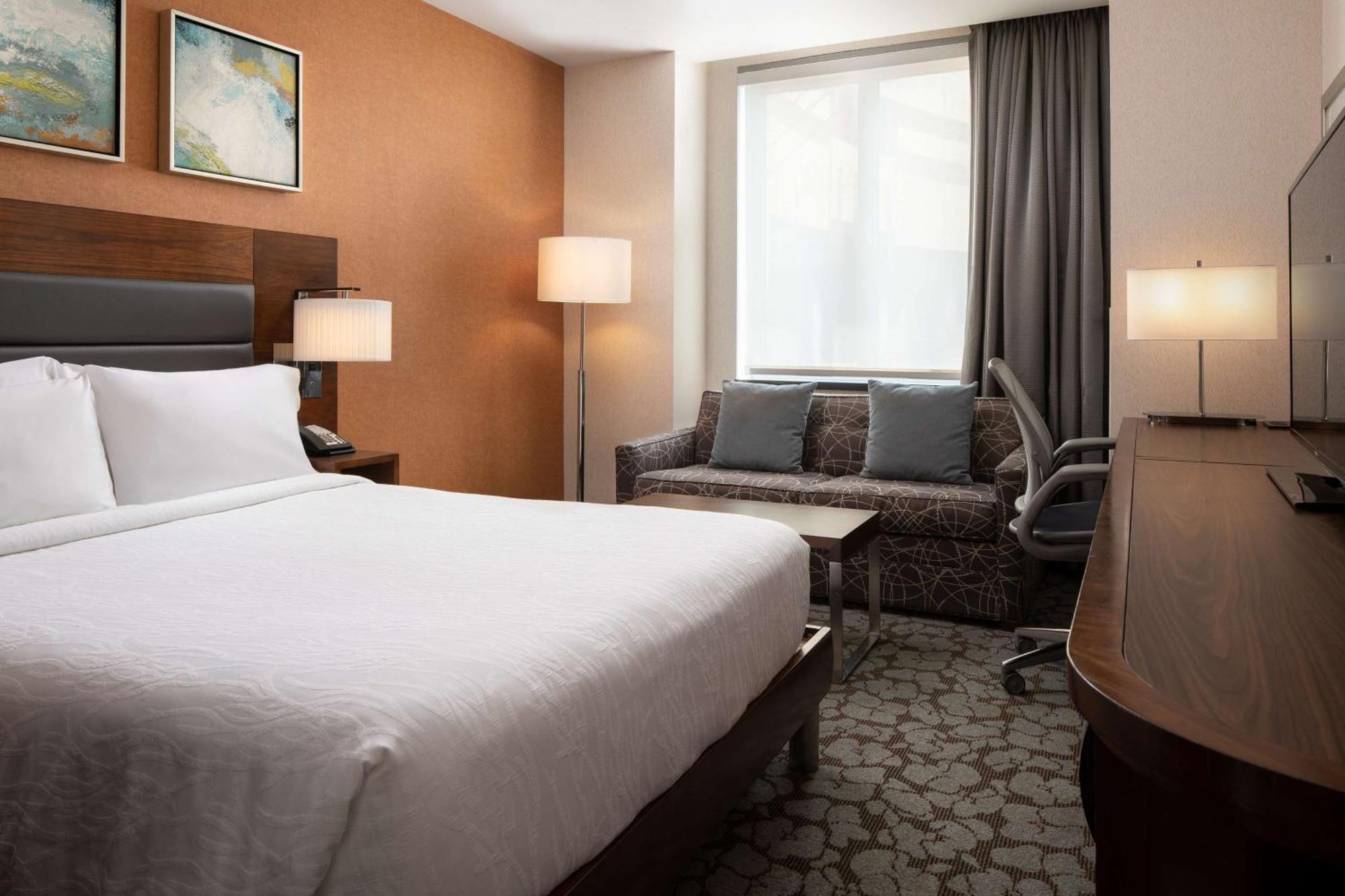 Queen Suite with Bathtub - Mobility Access/Non-Smoking