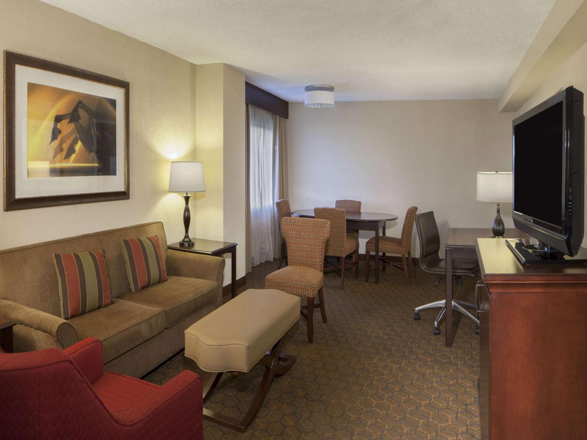 One-Bedroom Corner Suite - Mobility Accessible with Tub