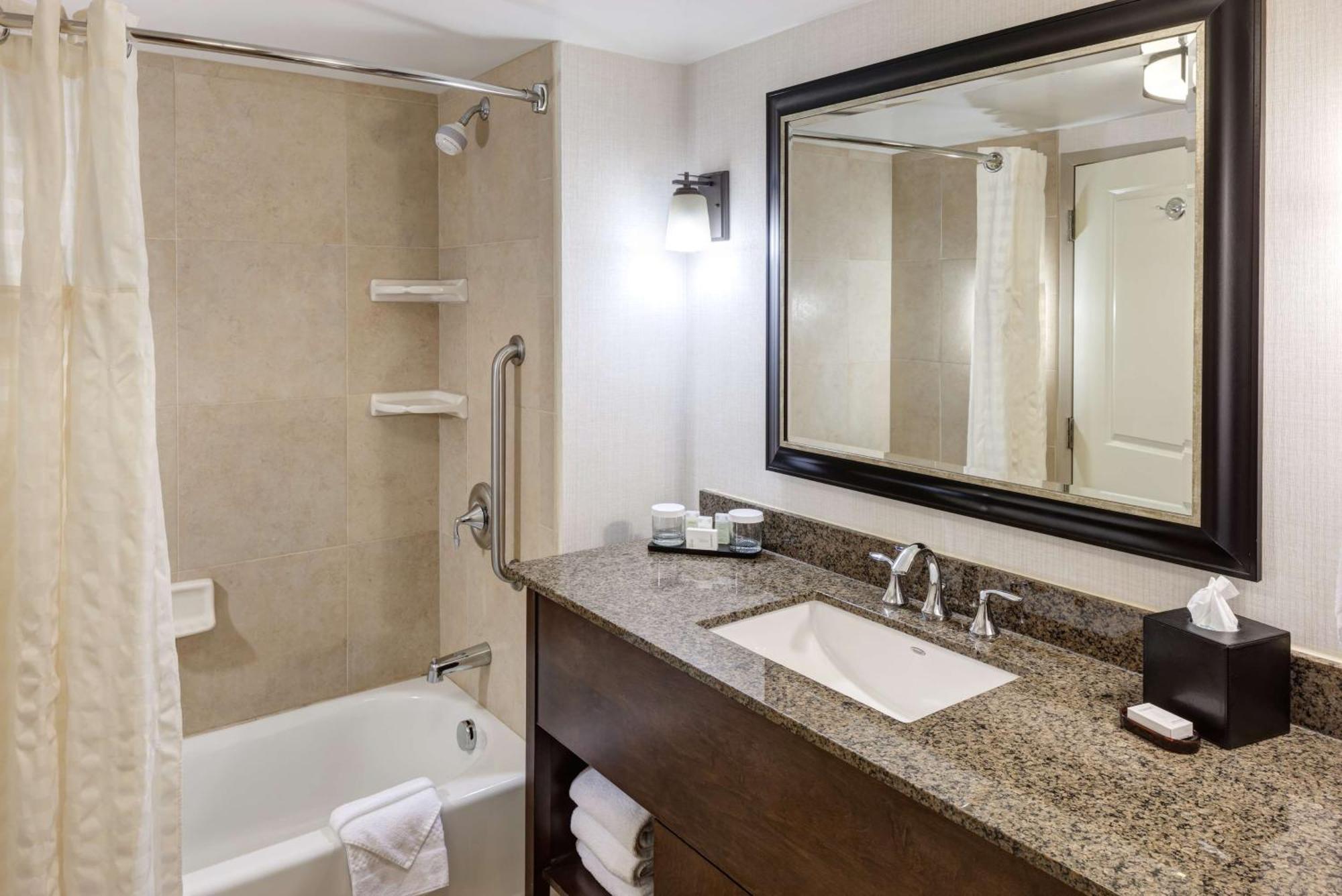 One-Bedroom King Suite - Hearing Access/Non-Smoking
