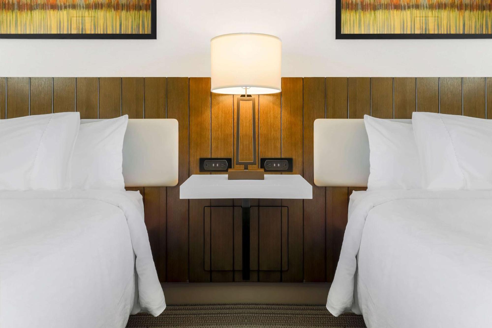 Premium Queen Room Two Queen Beds,1552328563:JPEG