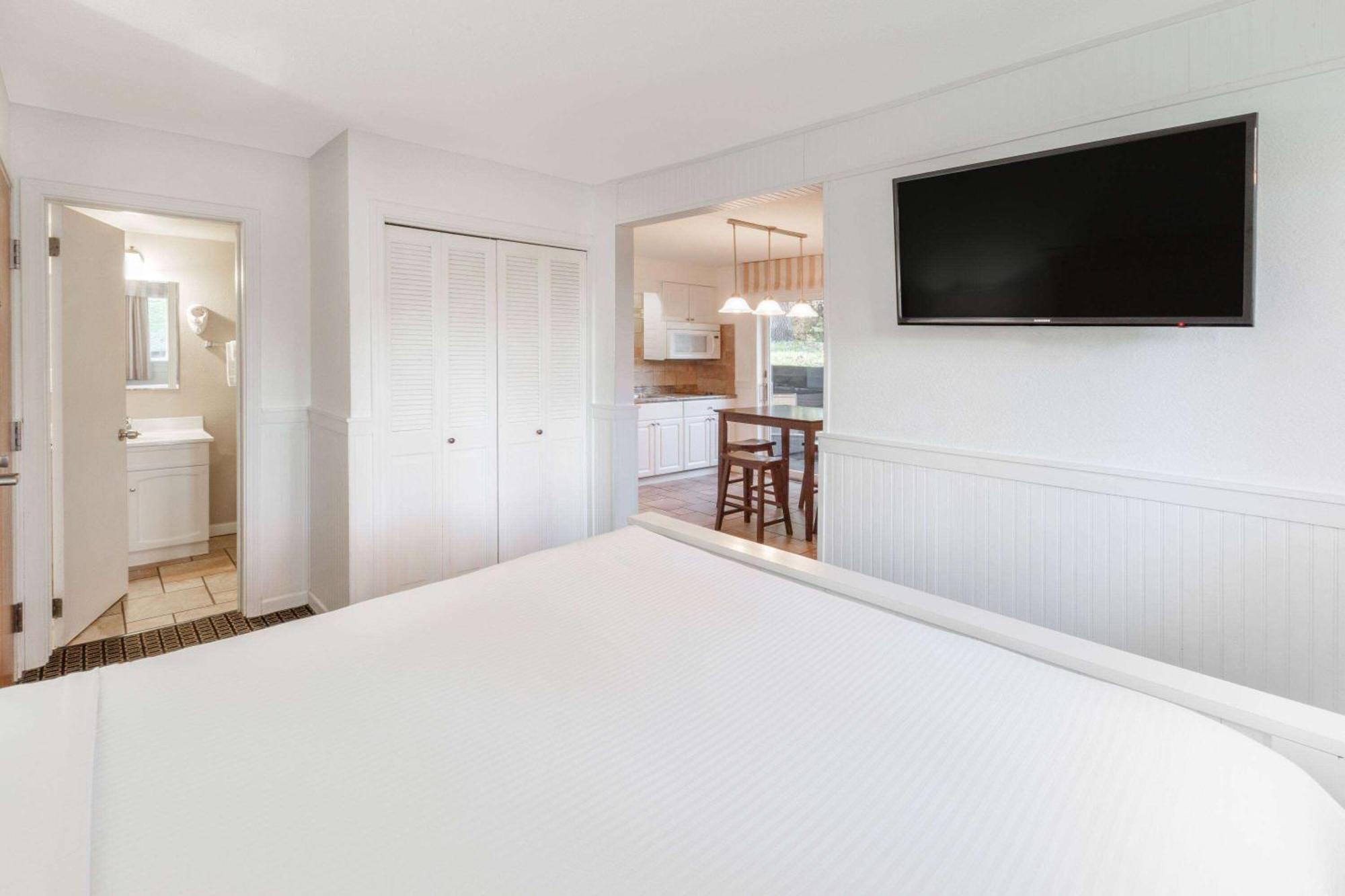 One-Bedroom Studio with Kitchenette and Patio - Non-Smoking
