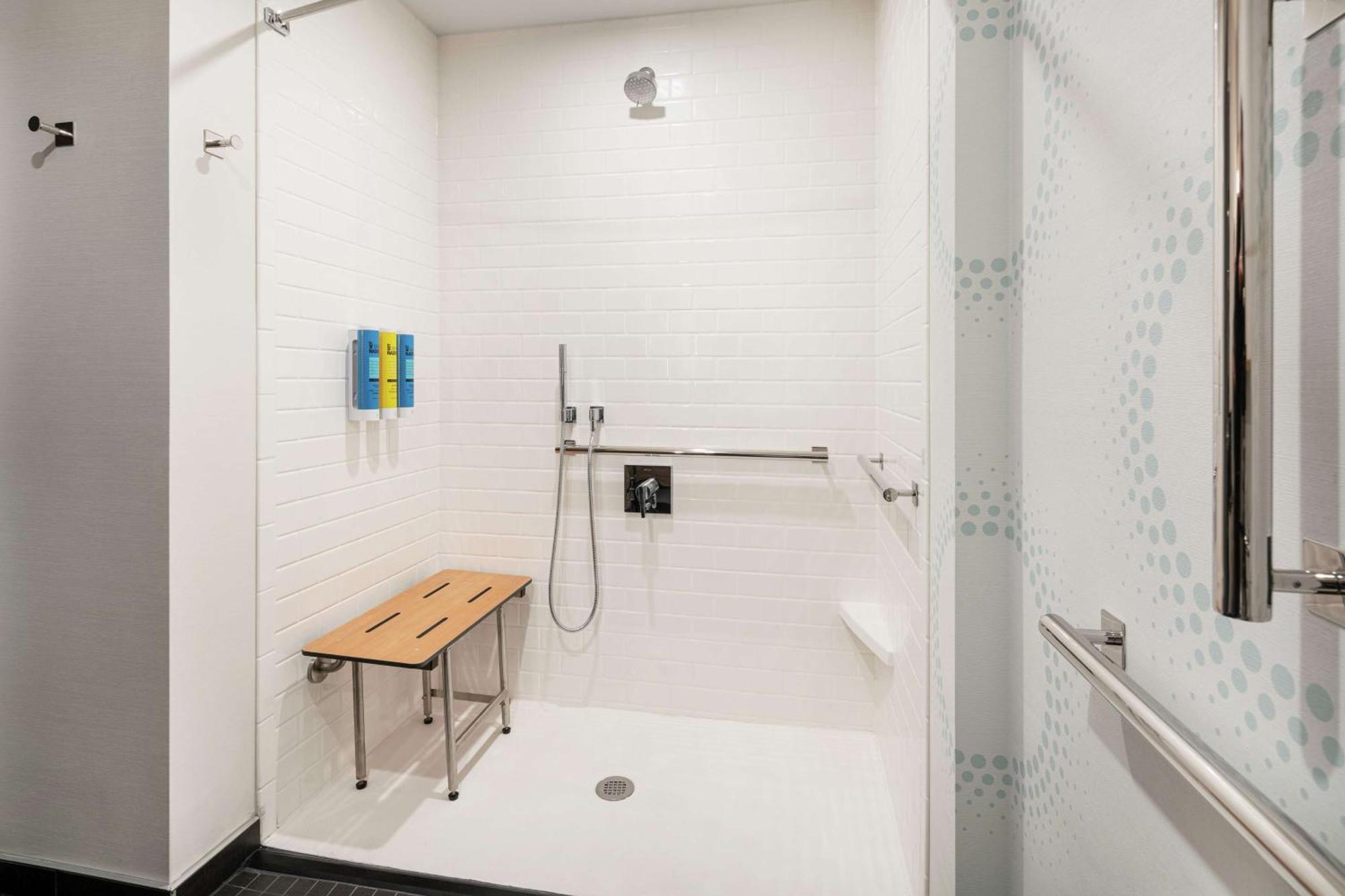King Room Roll Shower Mobility Hearing Access,1557106615:JPEG