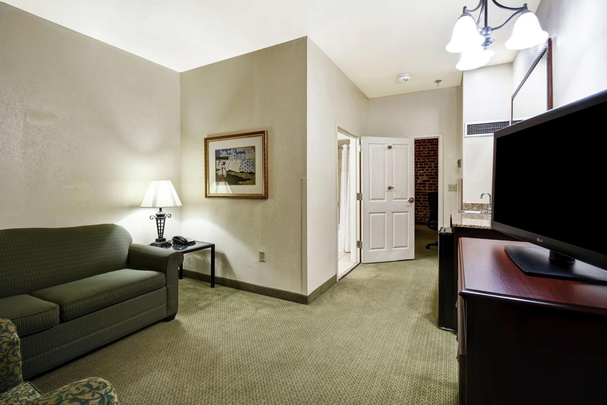 Queen Suite - Non-Smoking,1557818305:JPEG