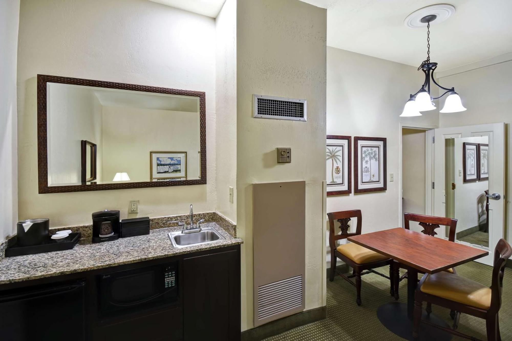 Queen Suite with Disability and Hearing Access/Non-Smoking,1557818326:JPEG