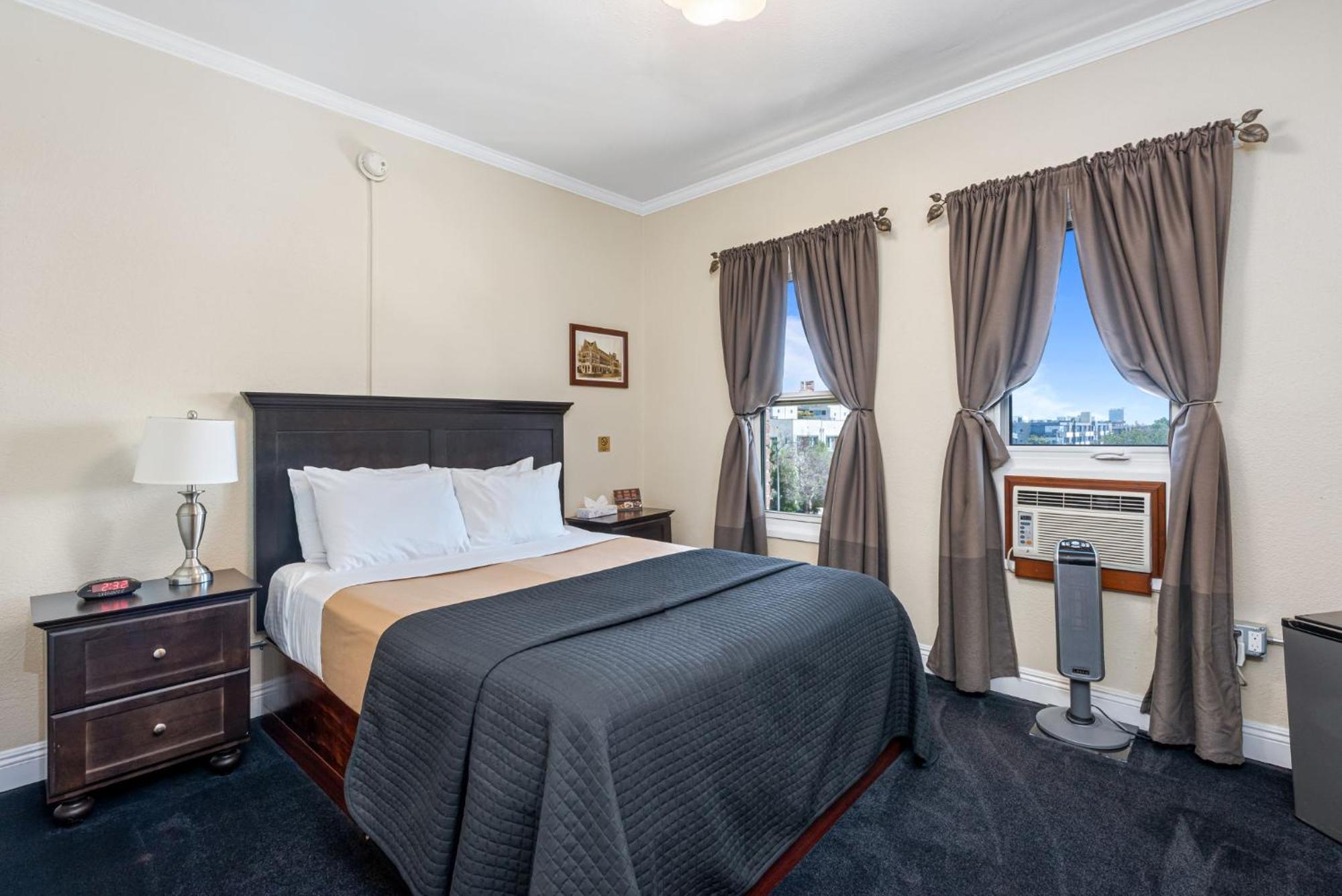 Queen Room,1558028488:JPEG
