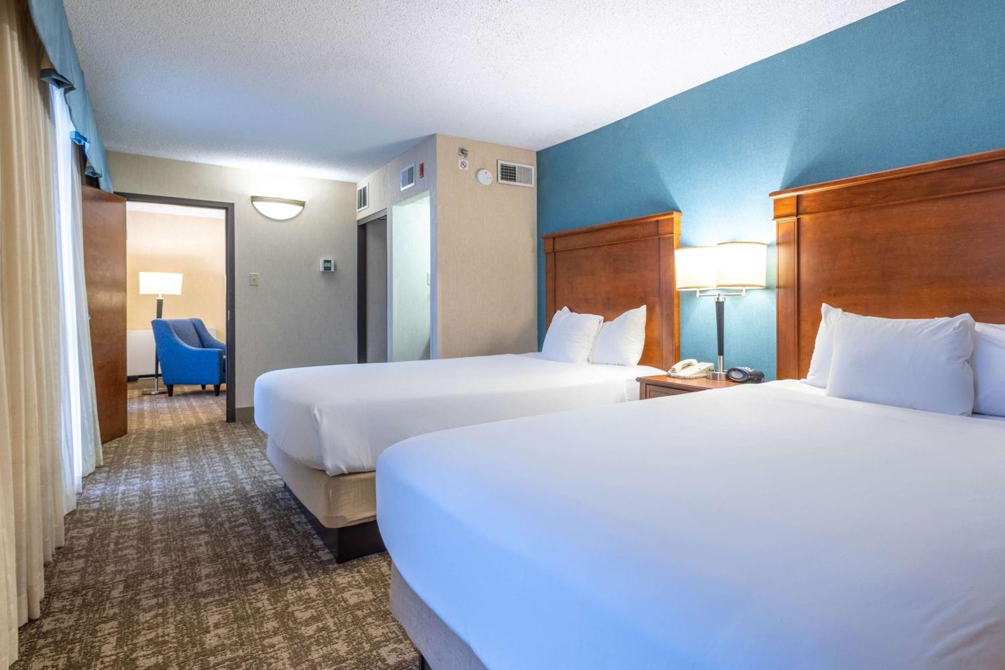 Deluxe Queen Suite with Sofa Bed - Non-Smoking,1567203755:JPEG