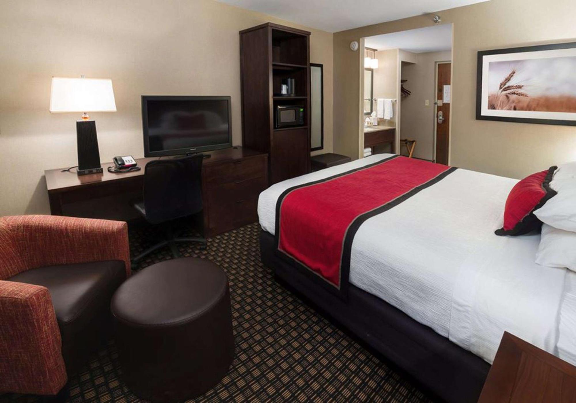 King Room with Roll-in Shower - Disability Access/Non-Smoking
