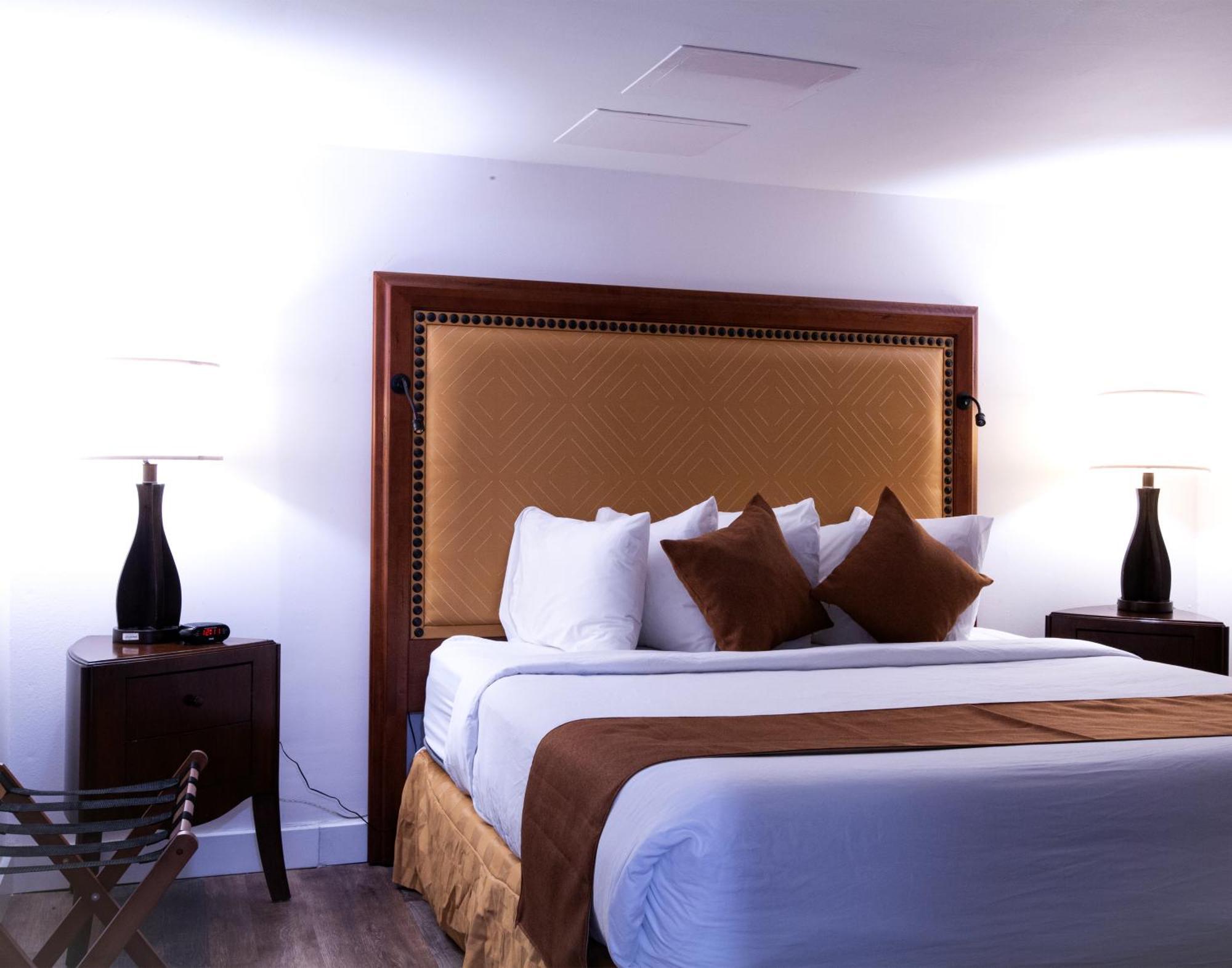 Executive Suite,1705880913:JPEG