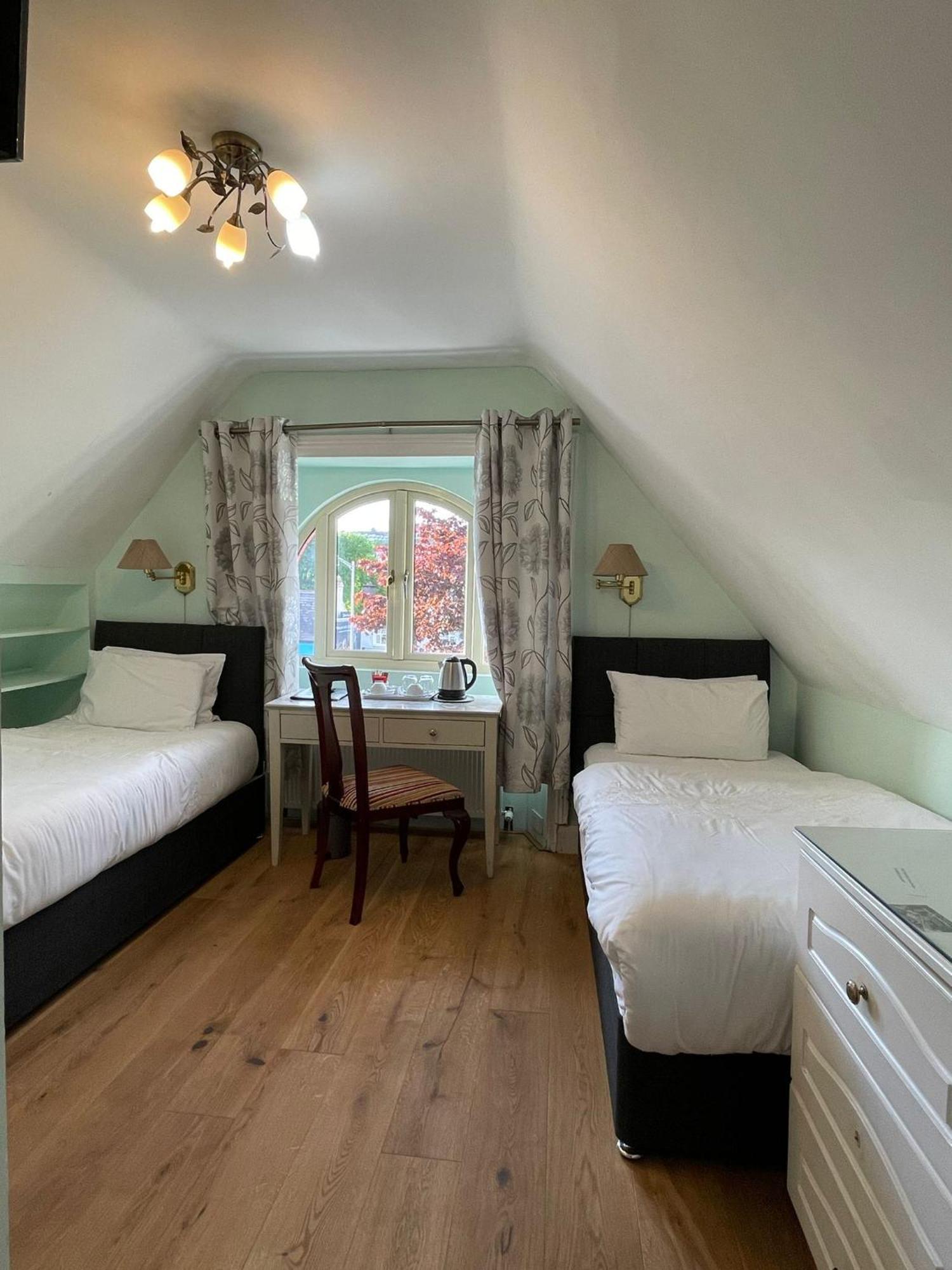 Twin Room,1586117946:JPEG