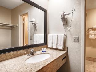 Queen Room with Two Queen Beds and Pool View - Non-Smoking
