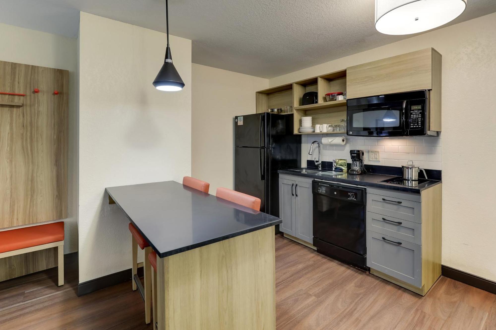 One-Bedroom Queen Suite,1590350299:JPEG