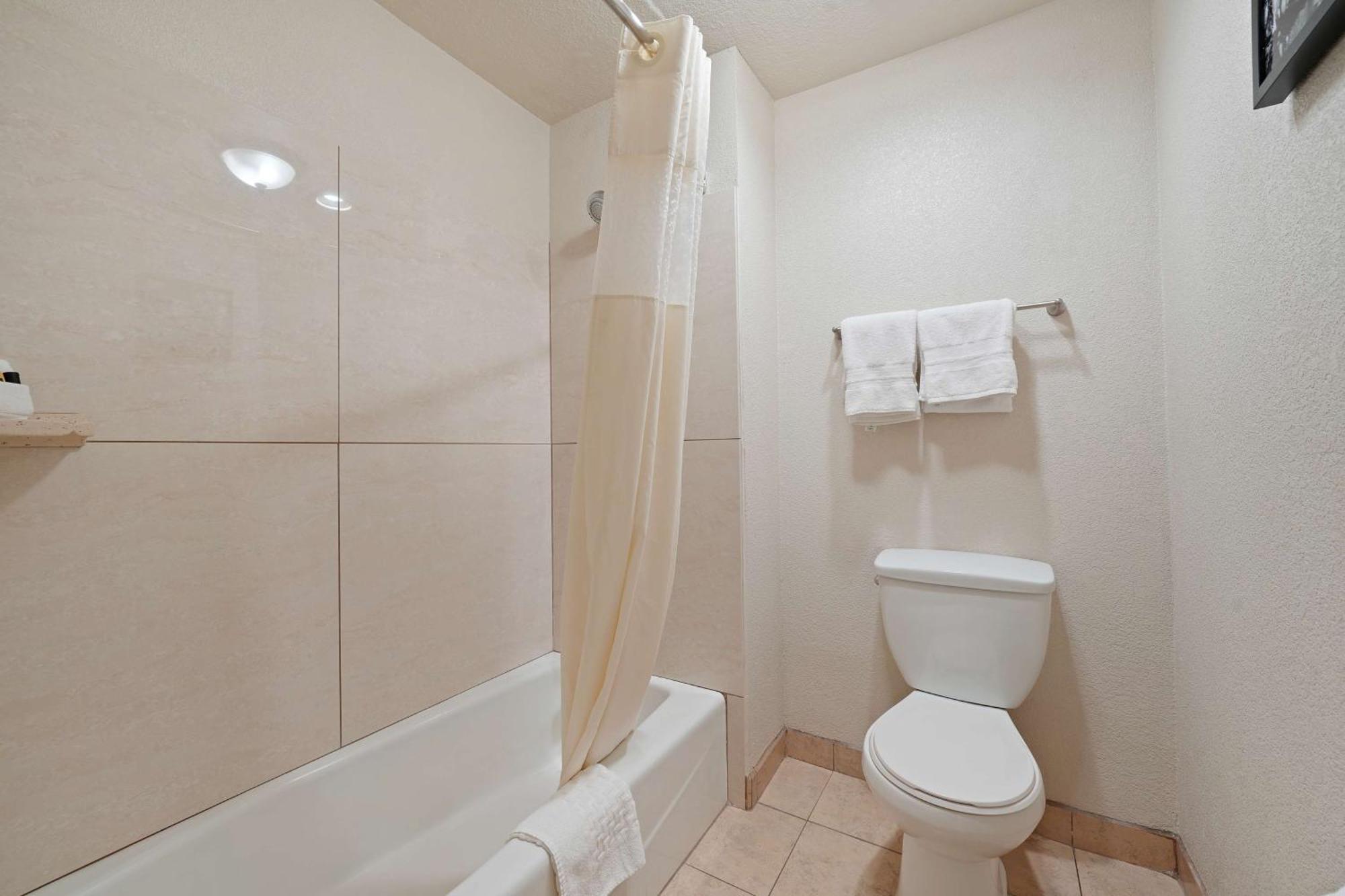 Queen Room with Two Queen Beds - Non-Smoking,1597561040:JPEG