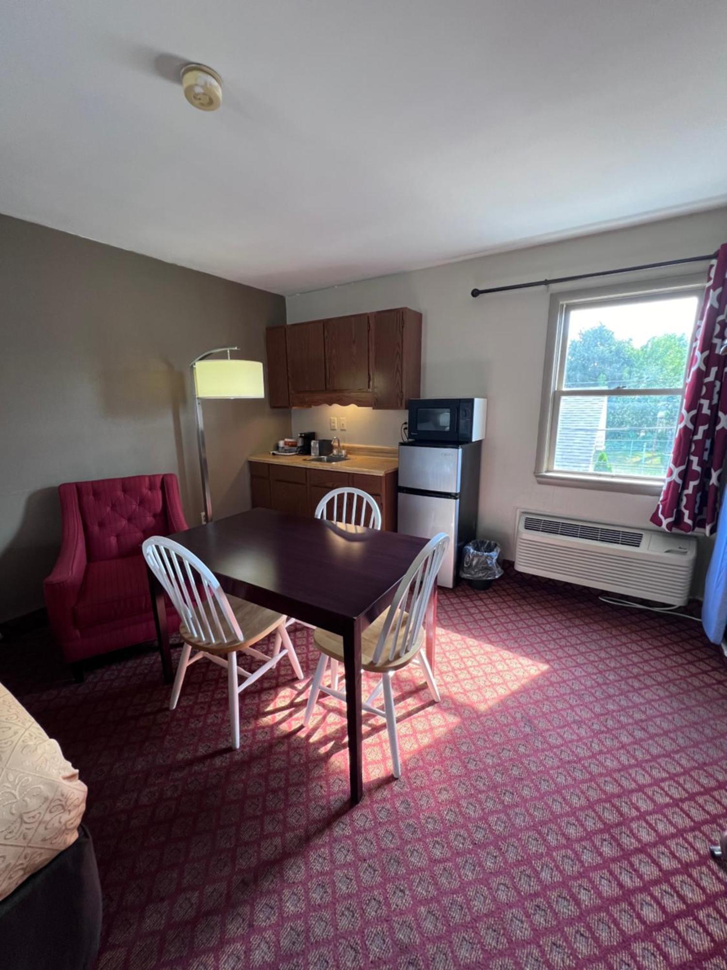 Queen Suite with Two Queen Beds and One Double Bed - Non Smoking,1602346448:JPEG