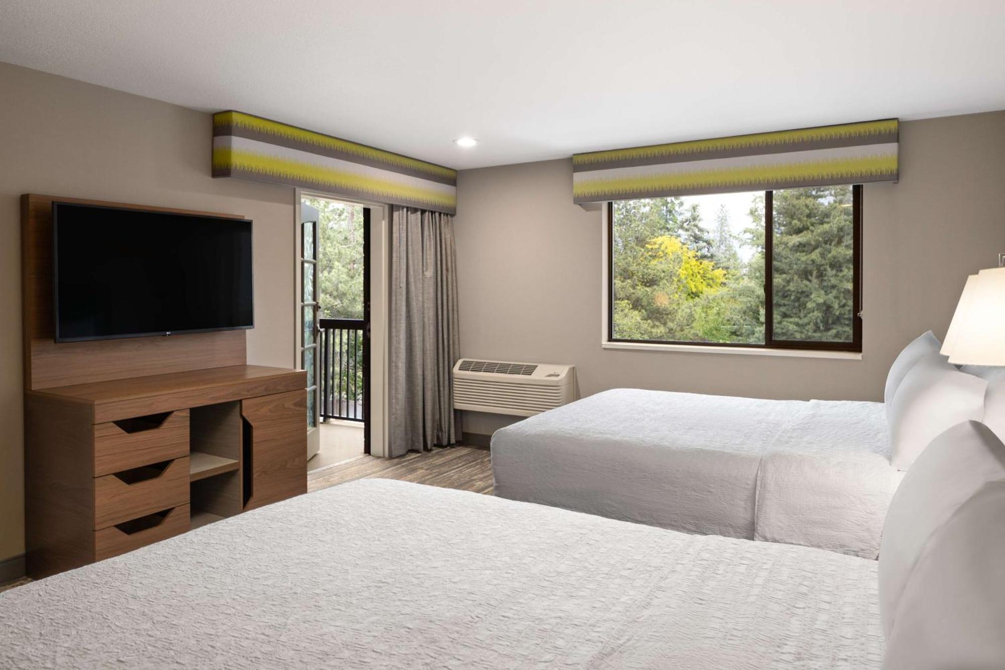 Family Suite One King Two Queen Beds Non-Smoking,1607663766:JPEG
