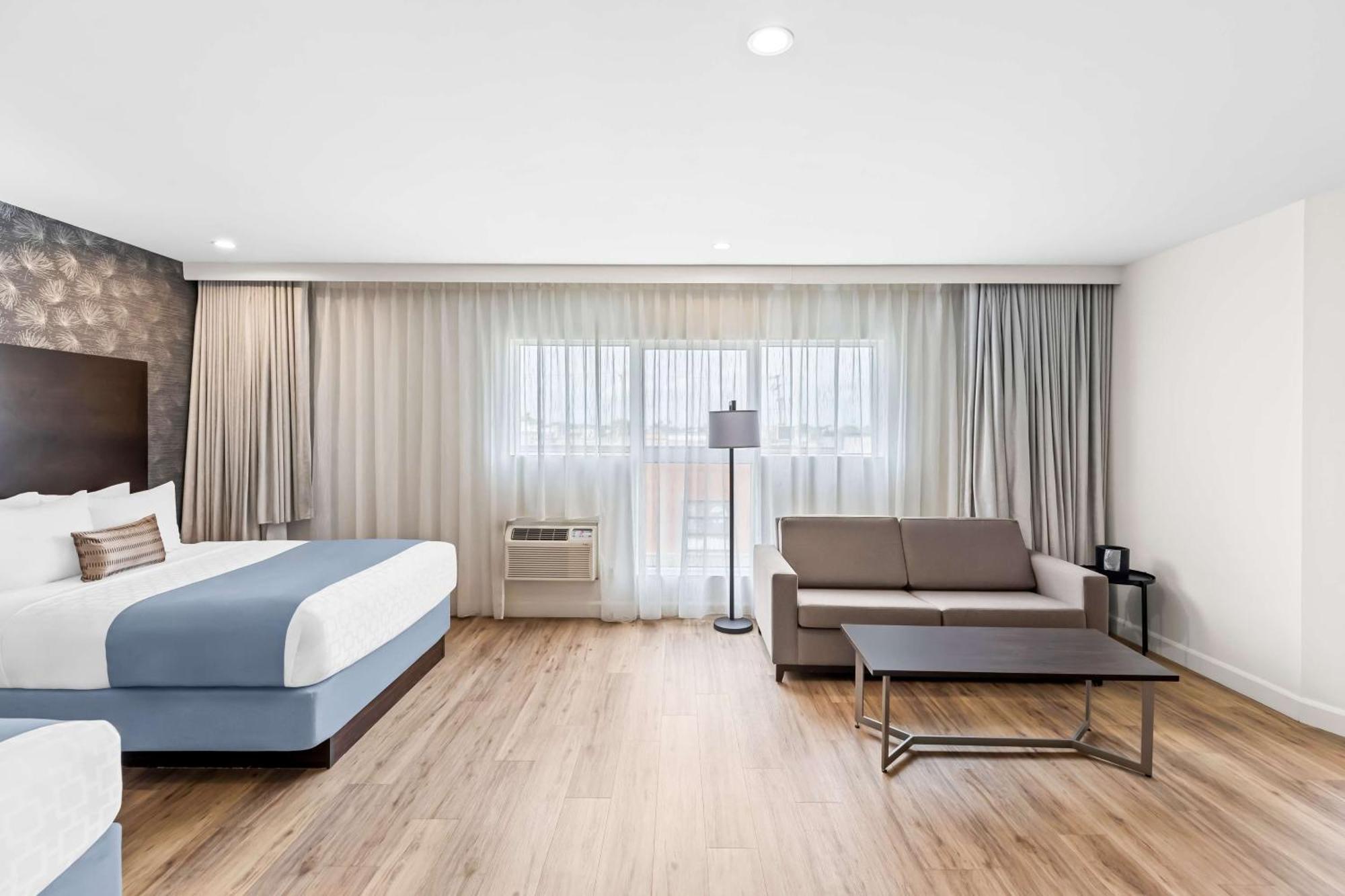 Family Queen Room with Two Queen Beds - Sofa Bed/Non-Smoking