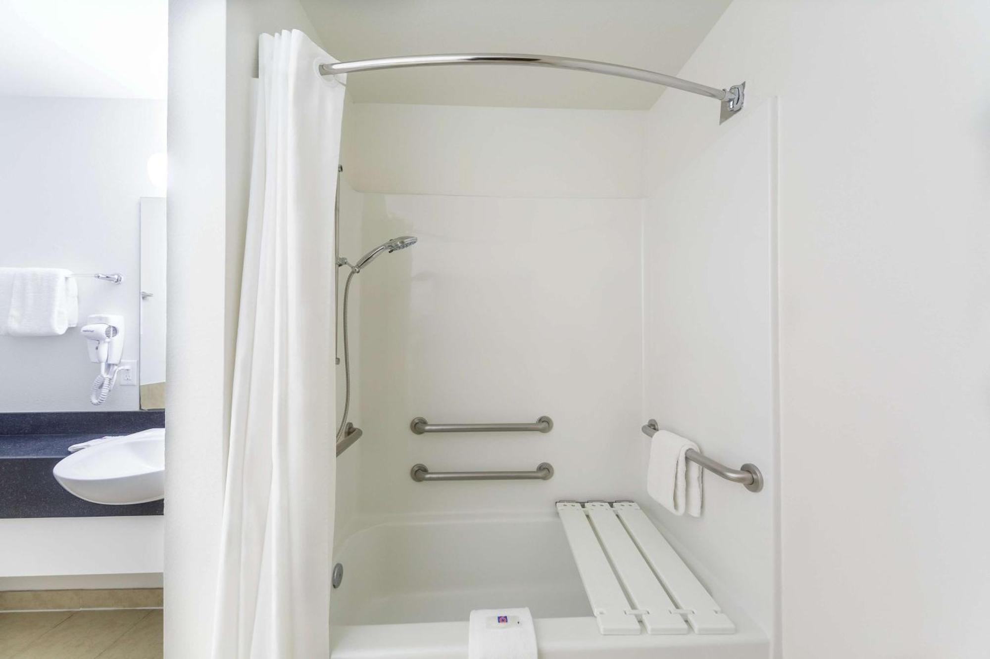 Queen Room - Disability Access - Non-Smoking