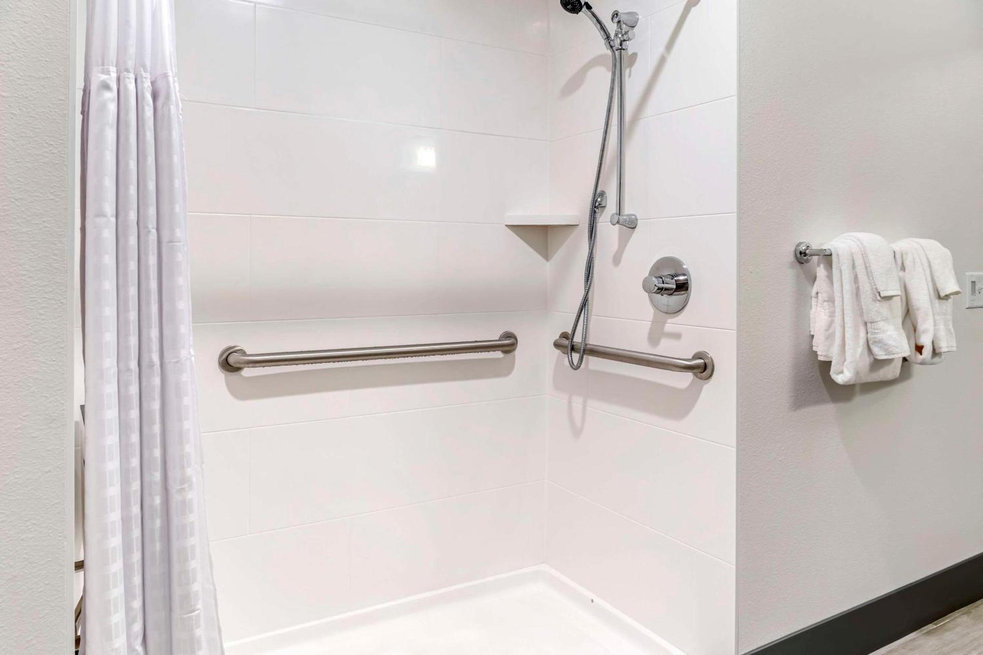 King Room - Disability Access,1609323870:JPEG