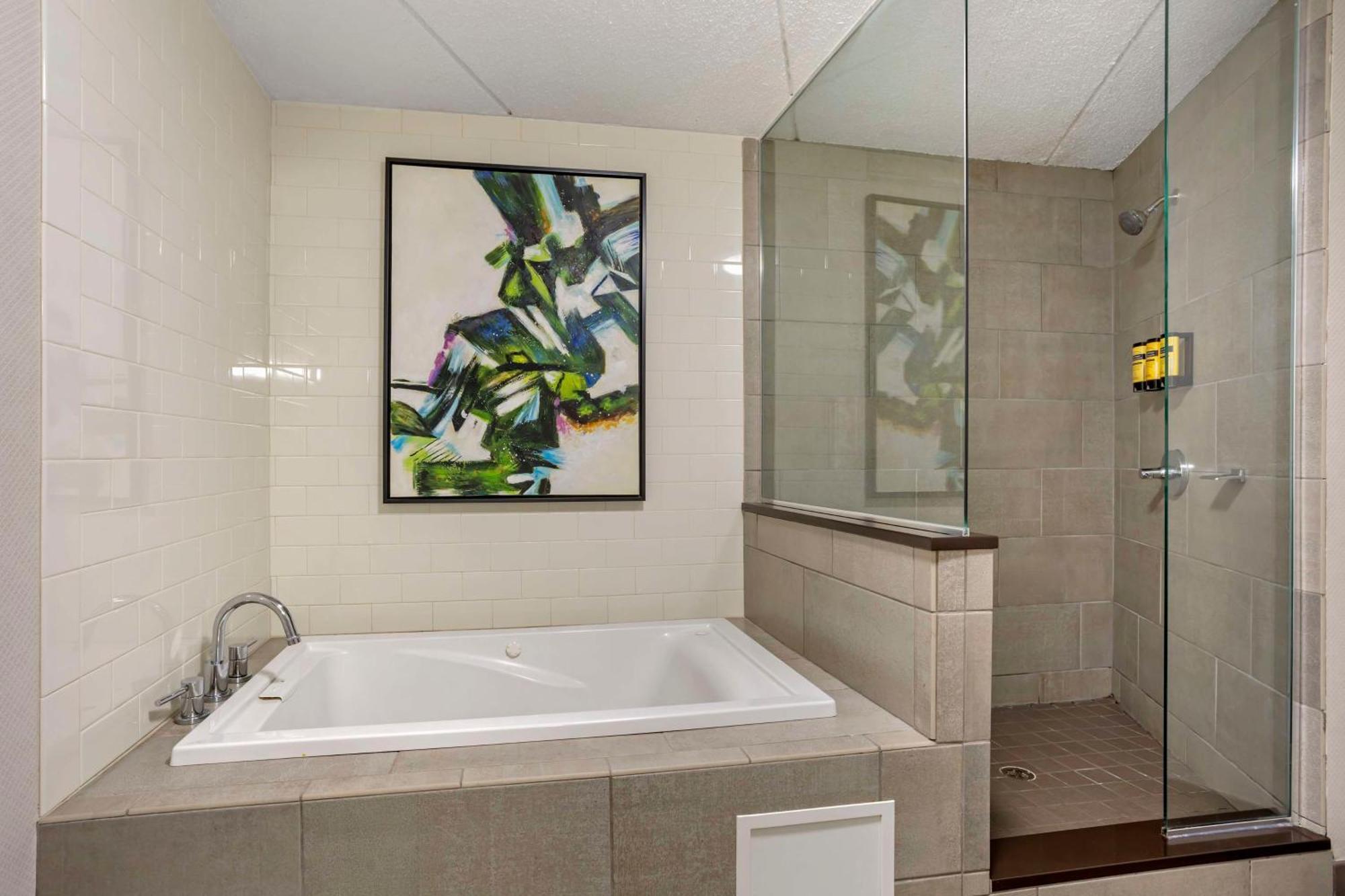 King Suite with Whirlpool - Non-Smoking,1614787167:JPEG