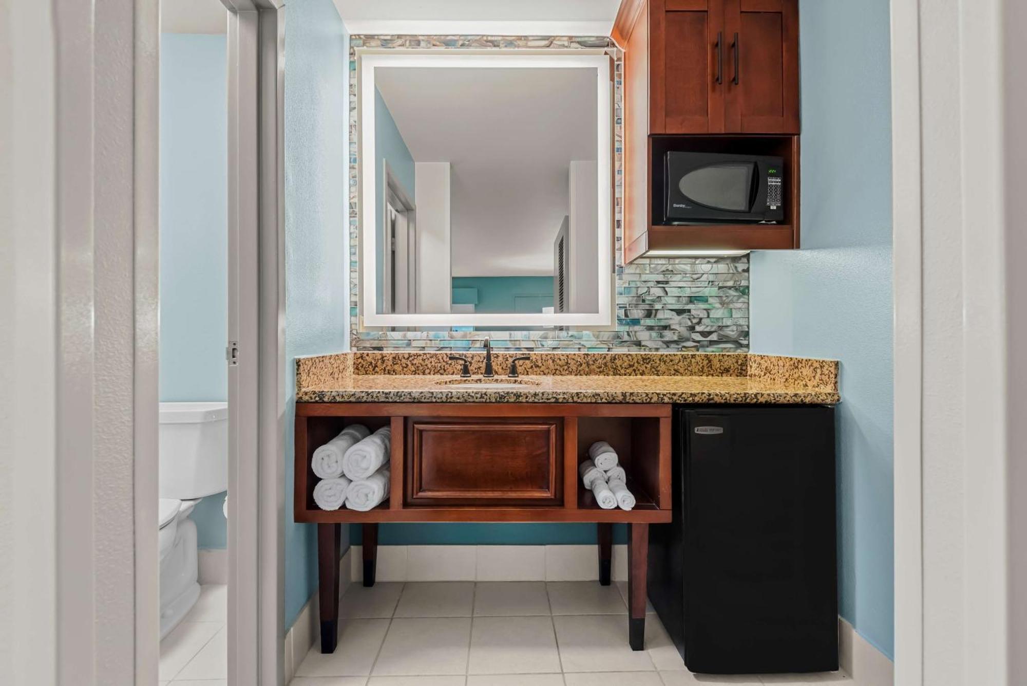 Queen Room with Bath Tub - Mobility Accessible/Non-Smoking