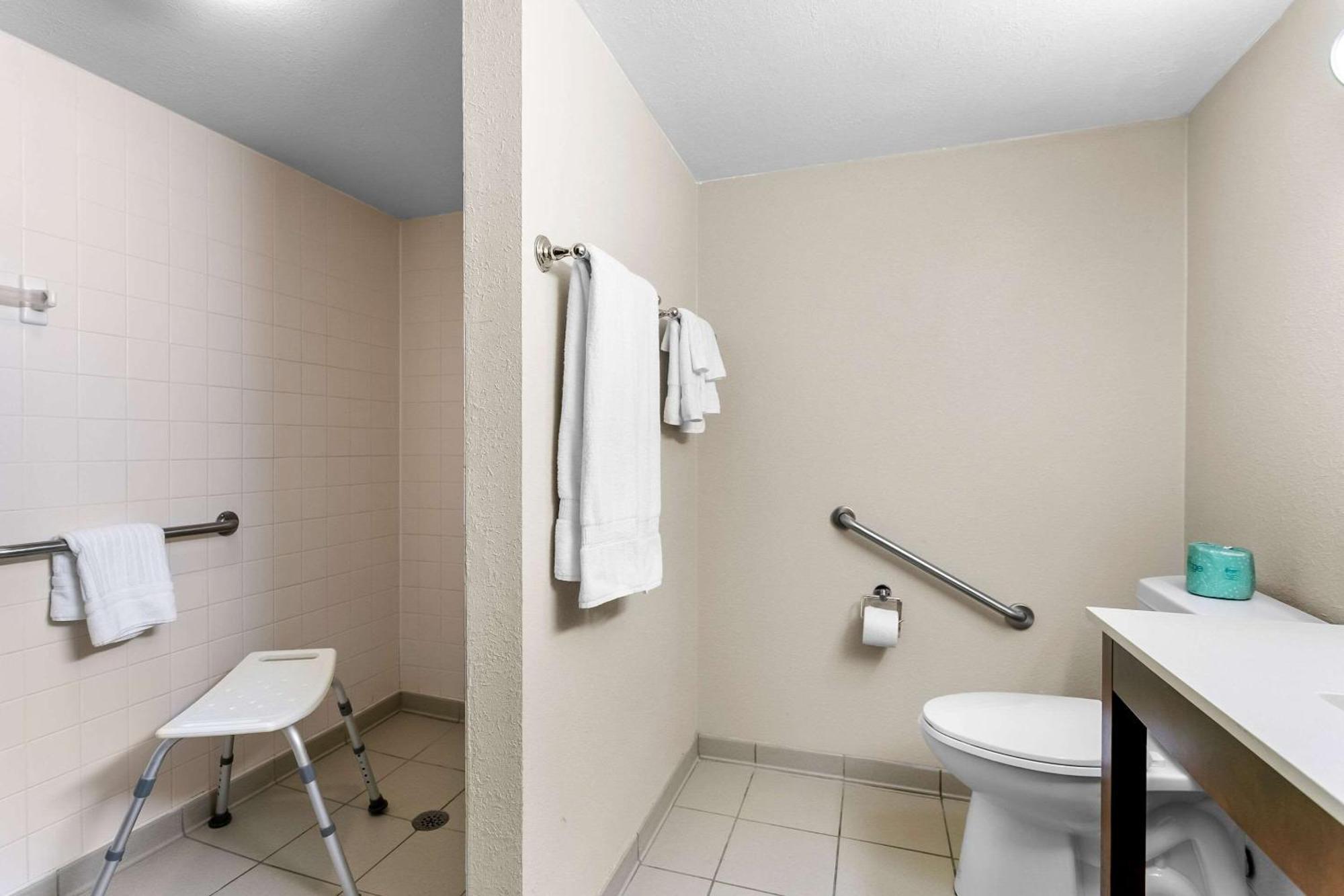 King Room - Accessible (Roll In Shower)-Non-Smoking,1615391850:JPEG