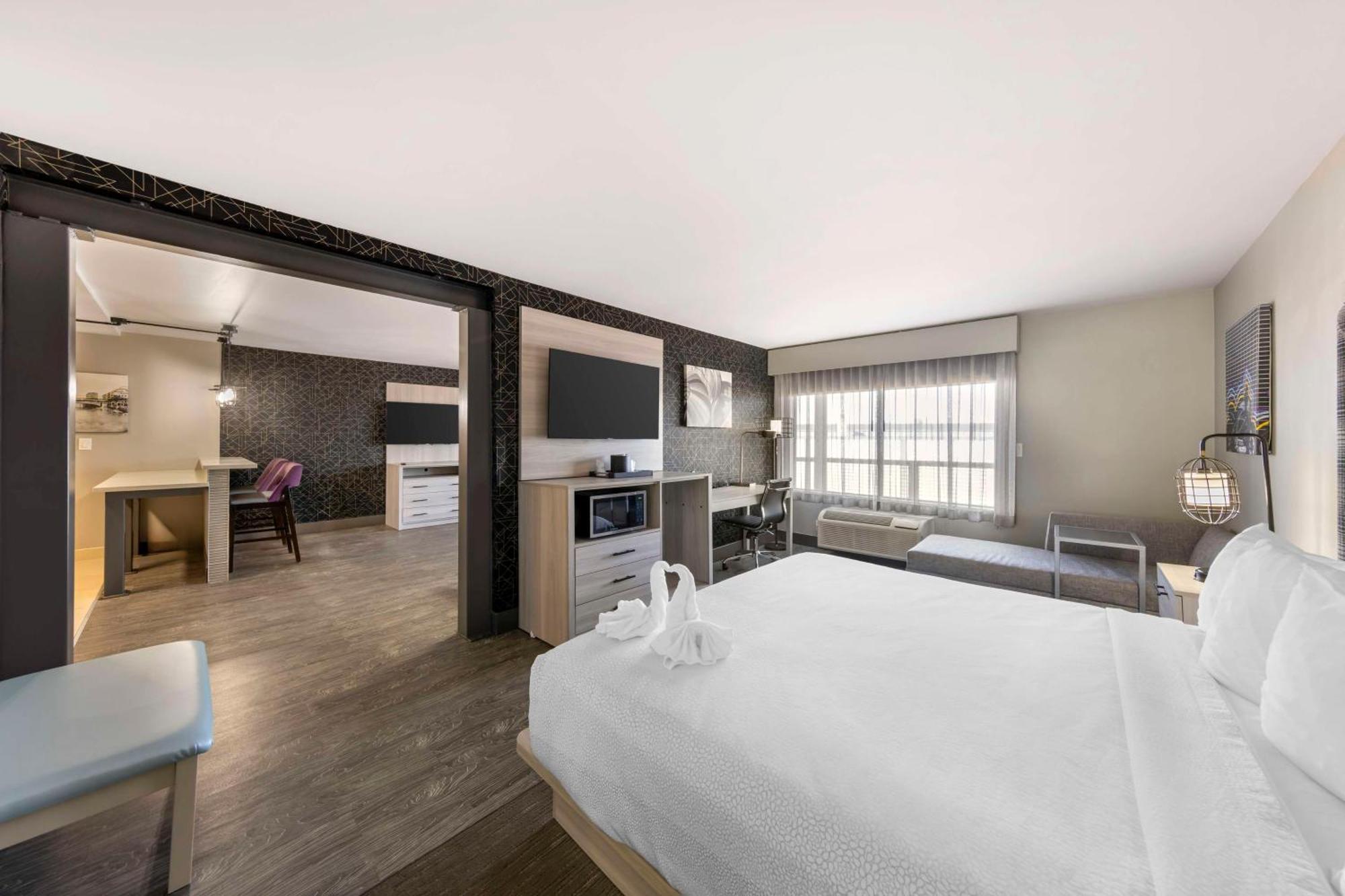 King Suite with Sofa Bed - Non-Smoking,1617465992:JPEG