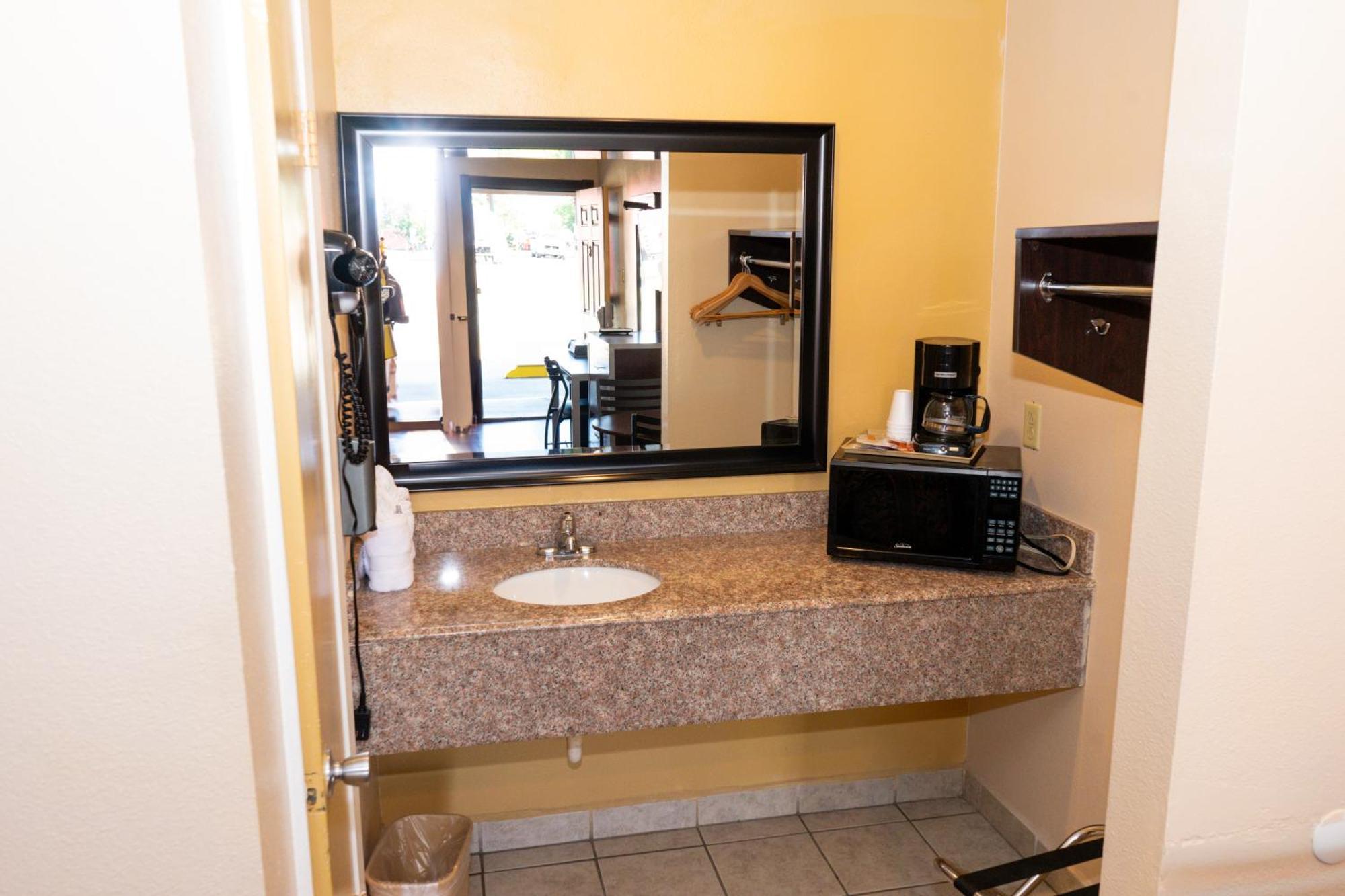 Queen Room,1621417626:JPEG