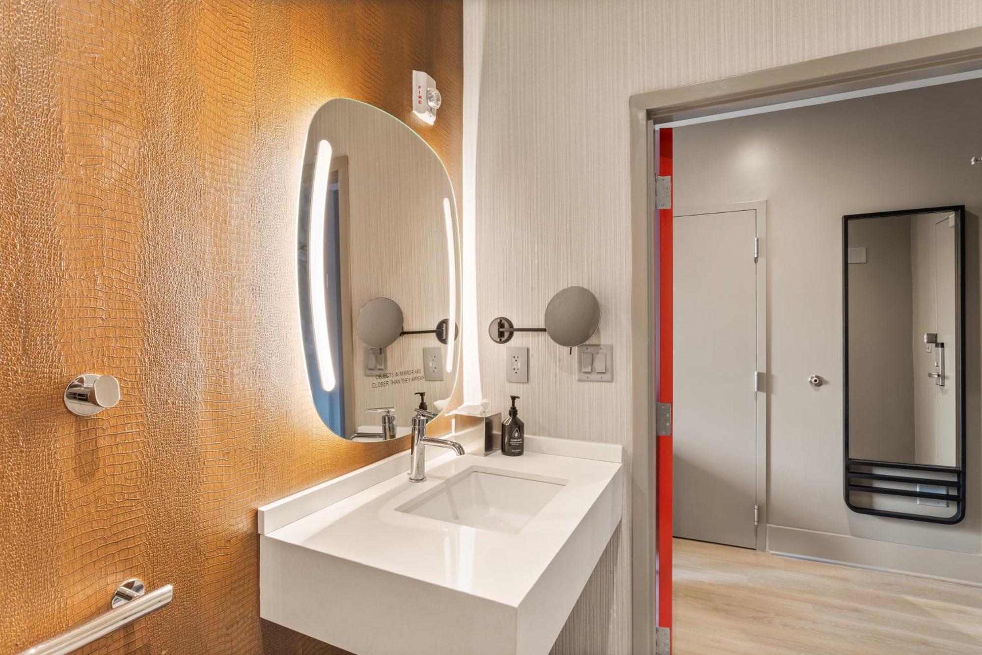 King Room - Mobility Access/Roll in Shower - Non-Smoking
