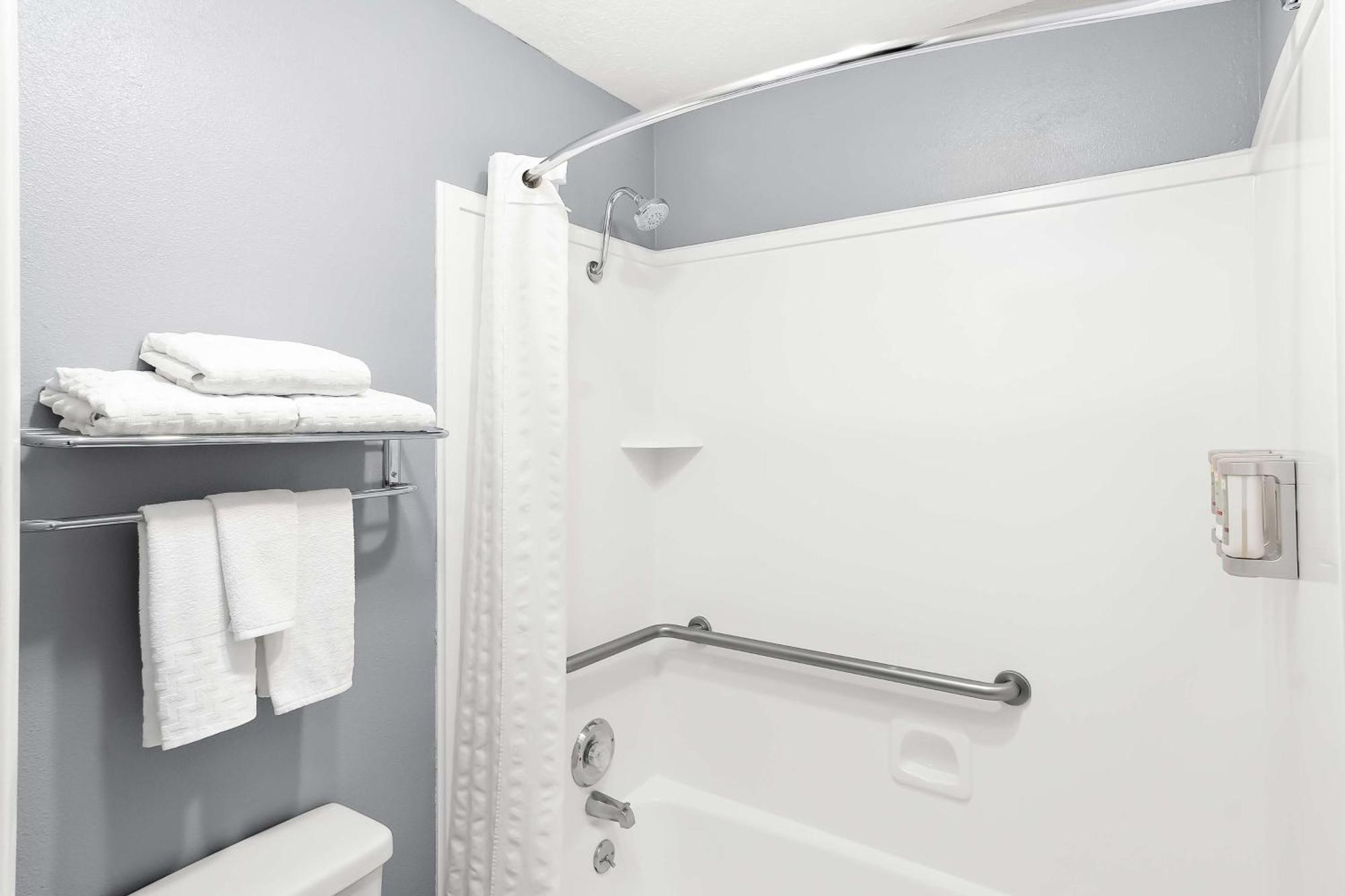 Queen Suite - Non-Smoking,1624319617:JPEG