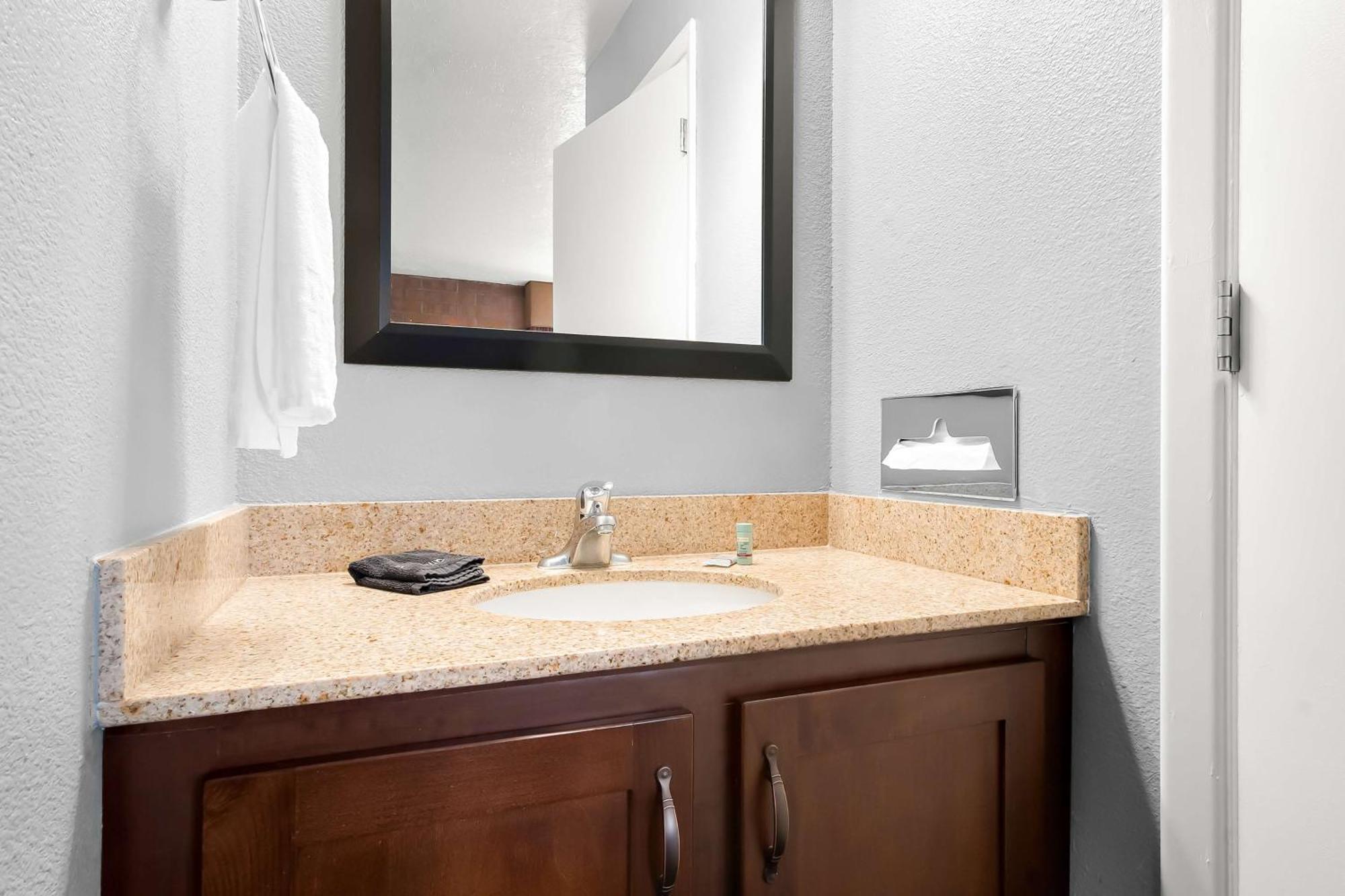 Economy Queen Room - Non-Smoking,1645660959:JPEG