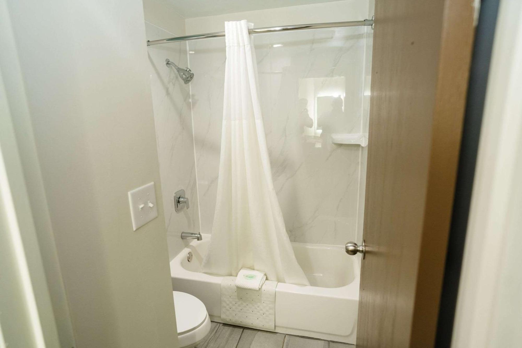 Queen Room - Accessible/Nonsmoking