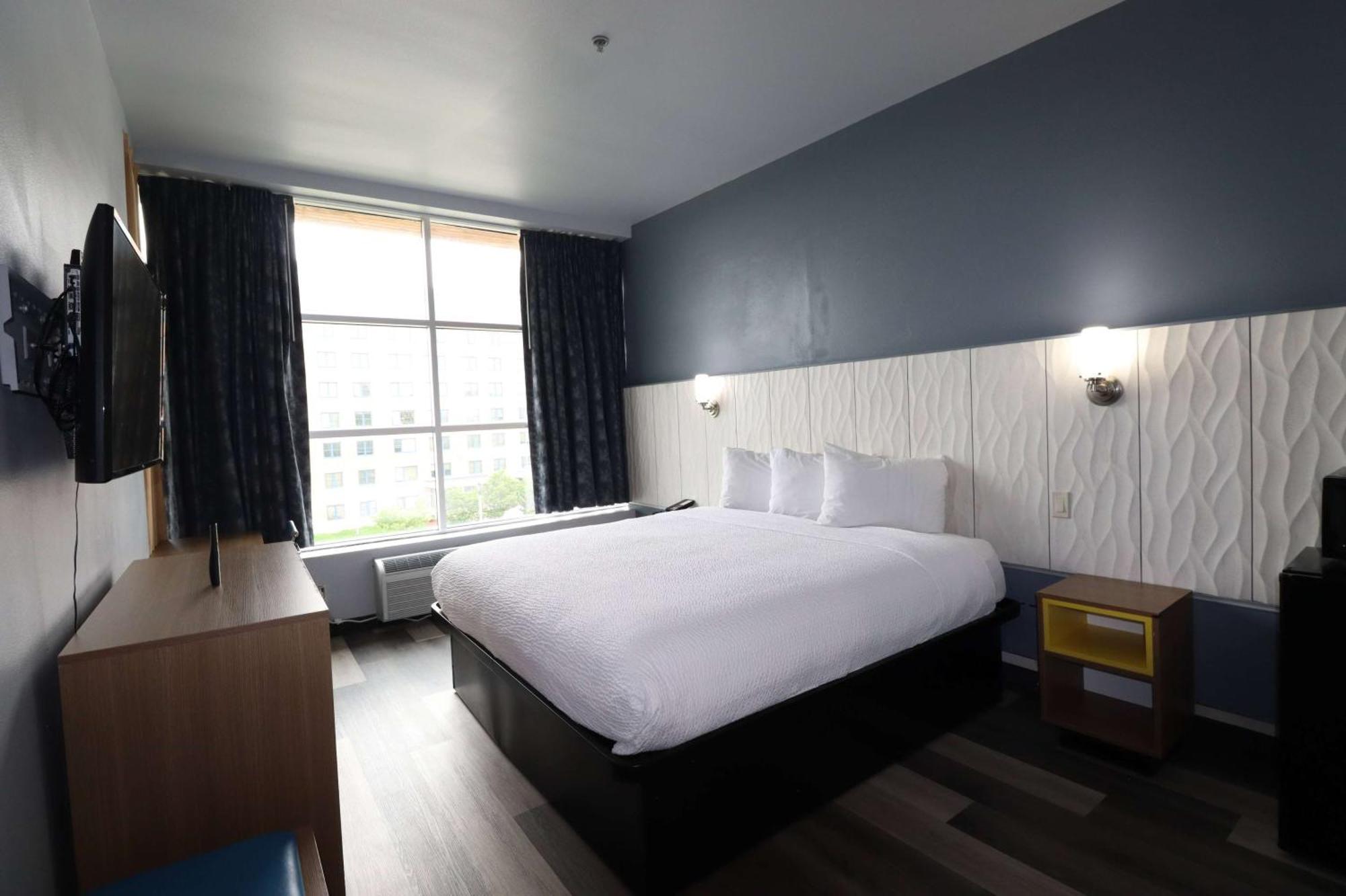 One-Bedroom King Suite - Non-Smoking,1625483657:JPEG