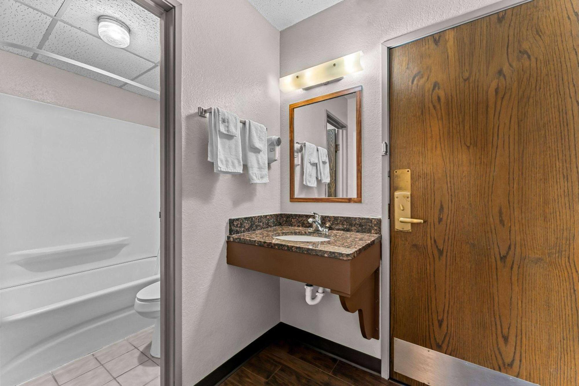 Queen Room - Non-Smoking