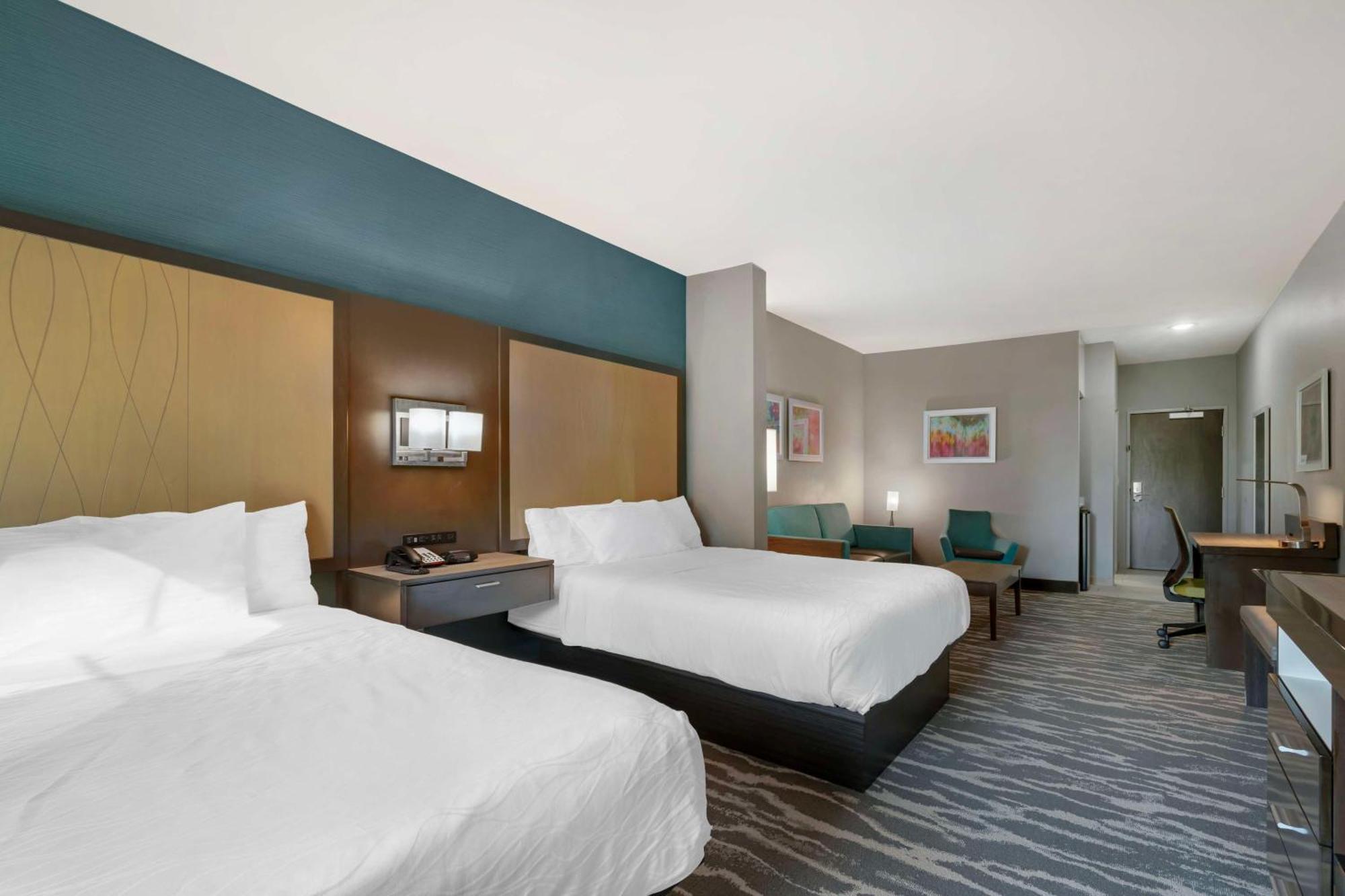 Queen Suite with Two Queen Beds - Non-Smoking