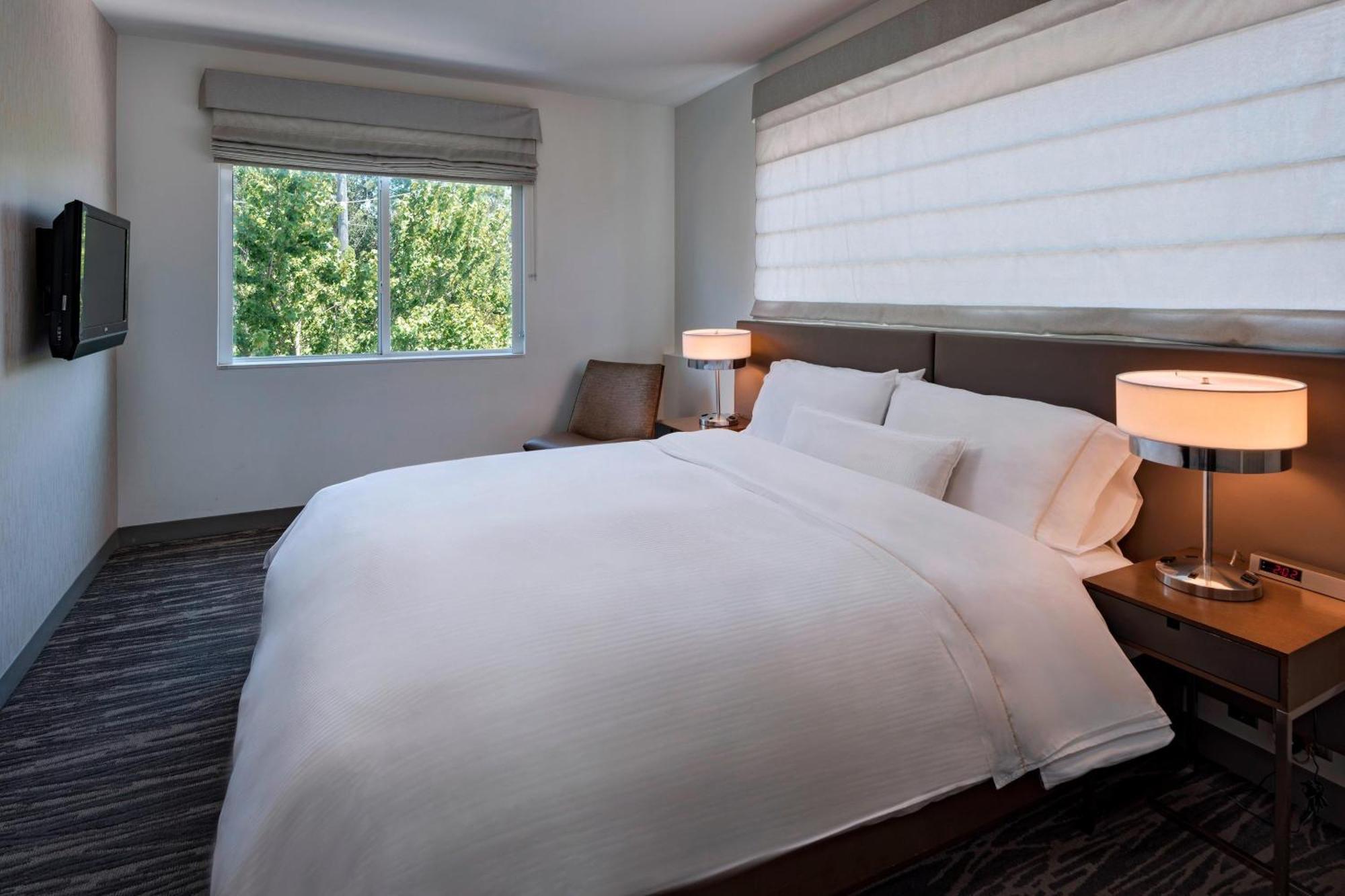 Executive Suite, 1 King, Sofa bed, Corner room,1632214693:JPEG