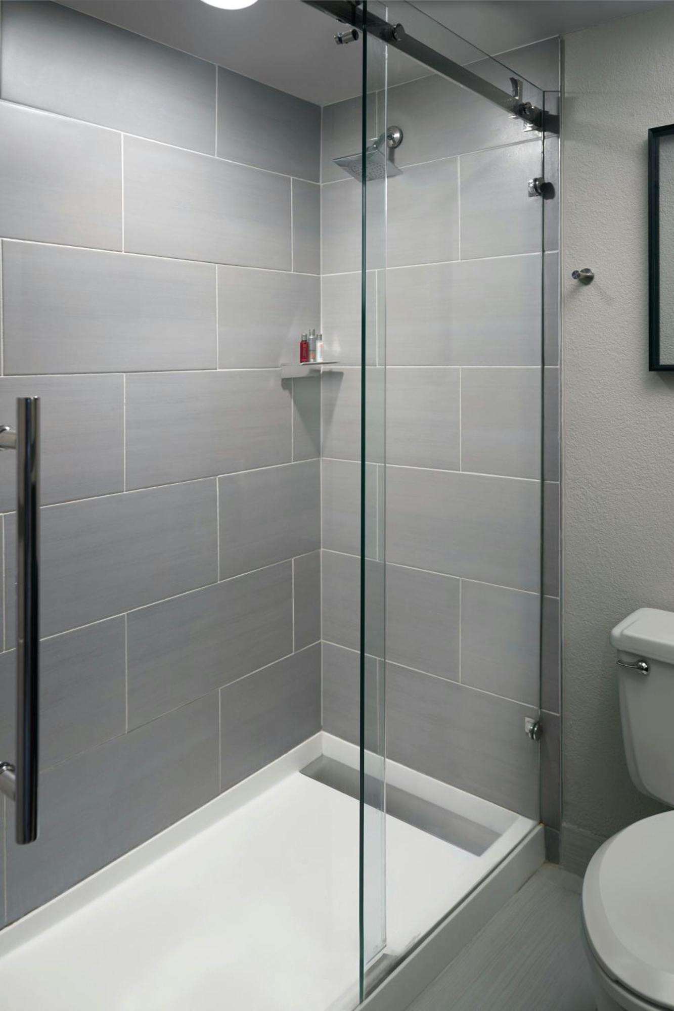 Standard King Room with Adapted Tub - Mobility Accessible