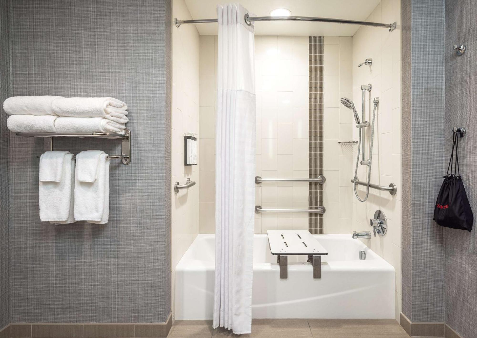 Queen Room with Two Queen Beds with Sofa Bed and Tub - Disability Access,1641761544:JPEG